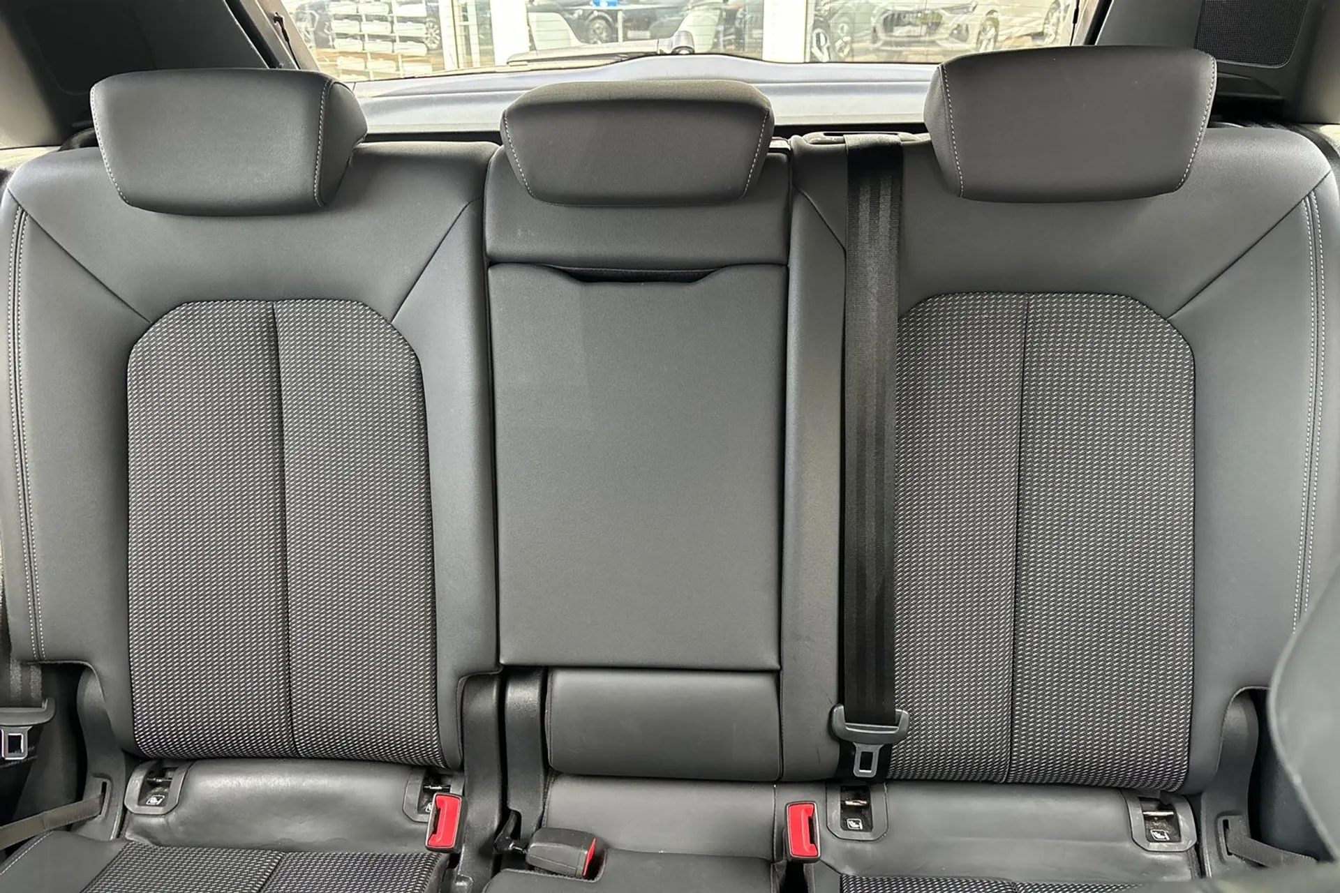 Audi Q3 thumbnail image number 30