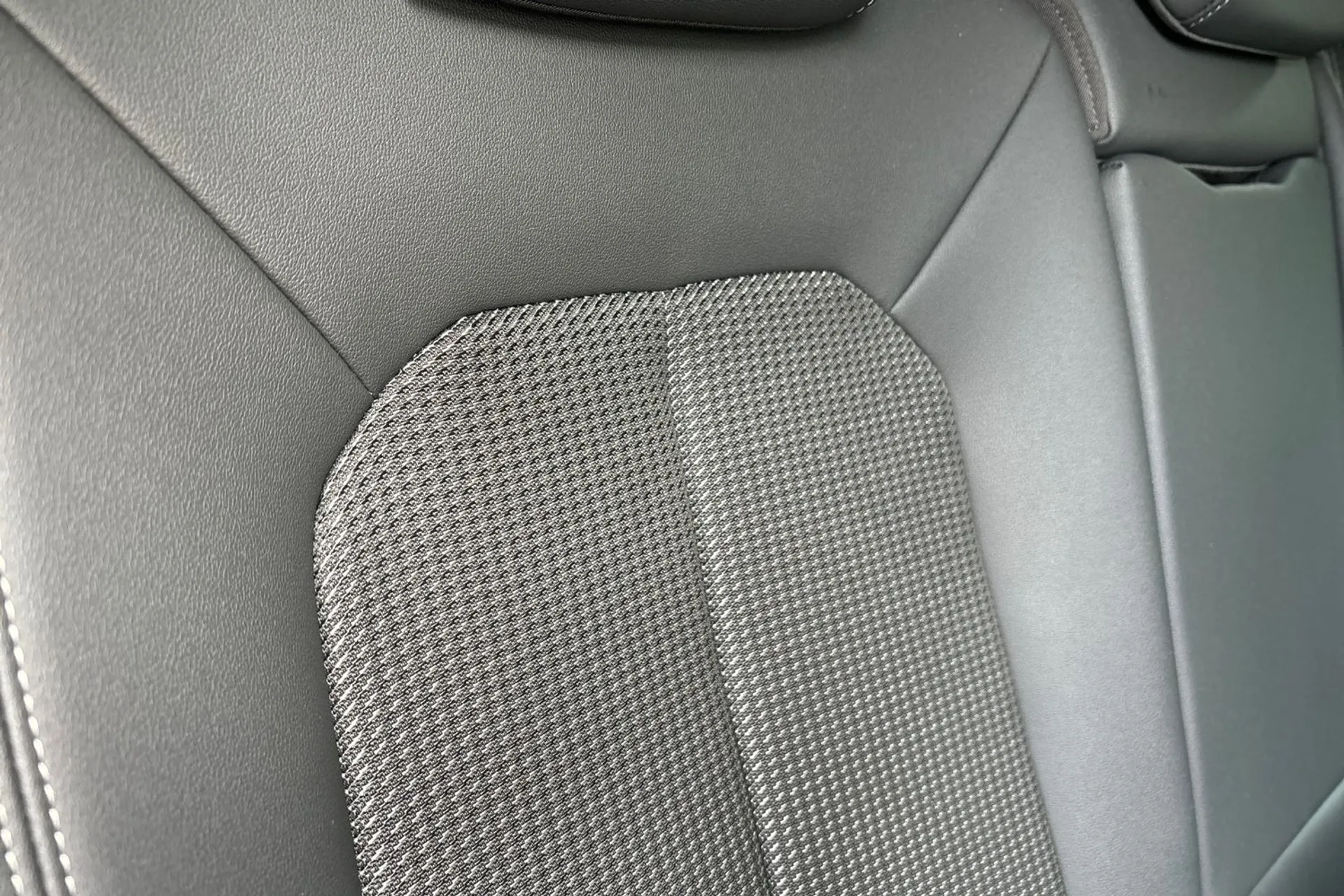 Audi Q3 thumbnail image number 23