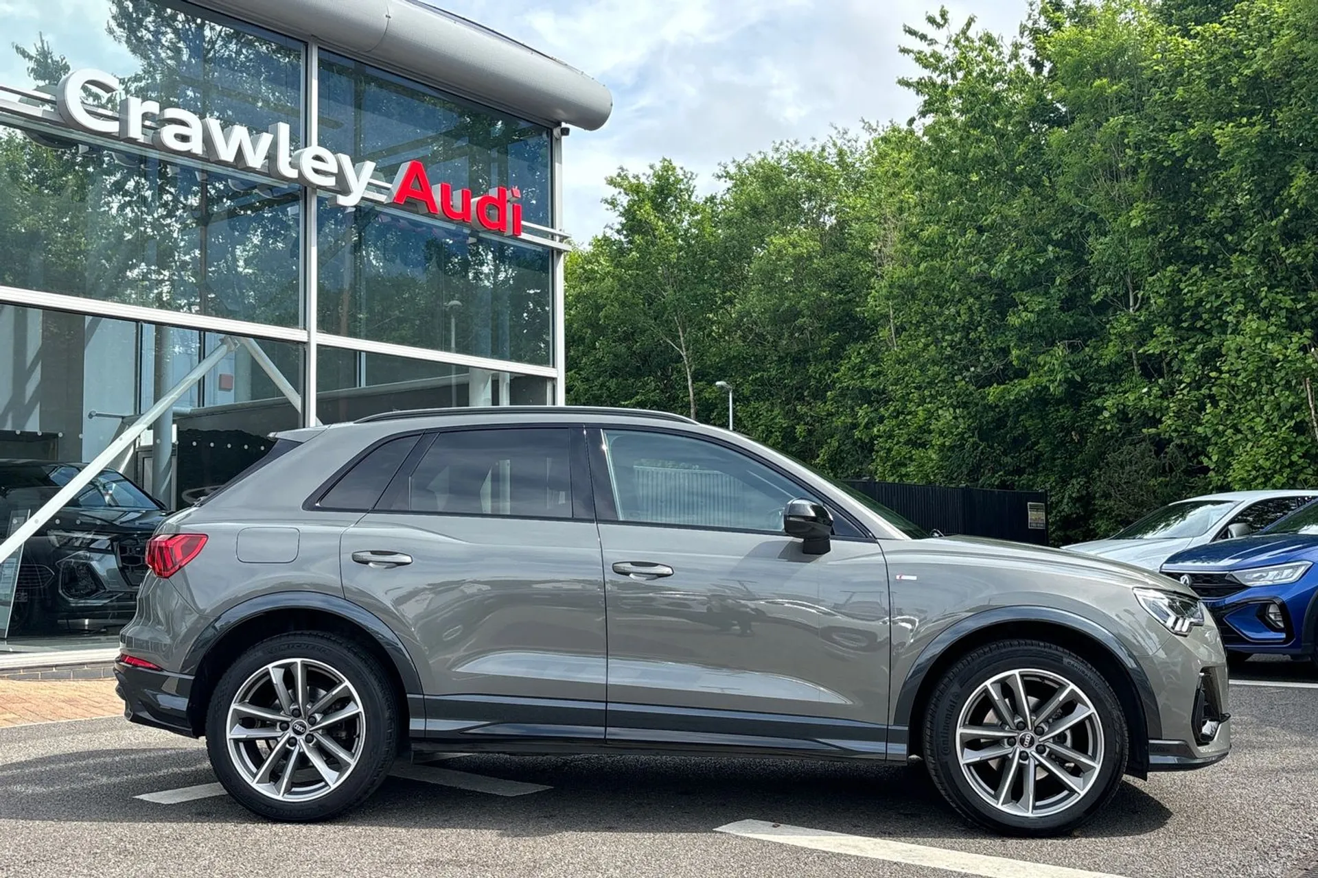Audi Q3 thumbnail image number 2