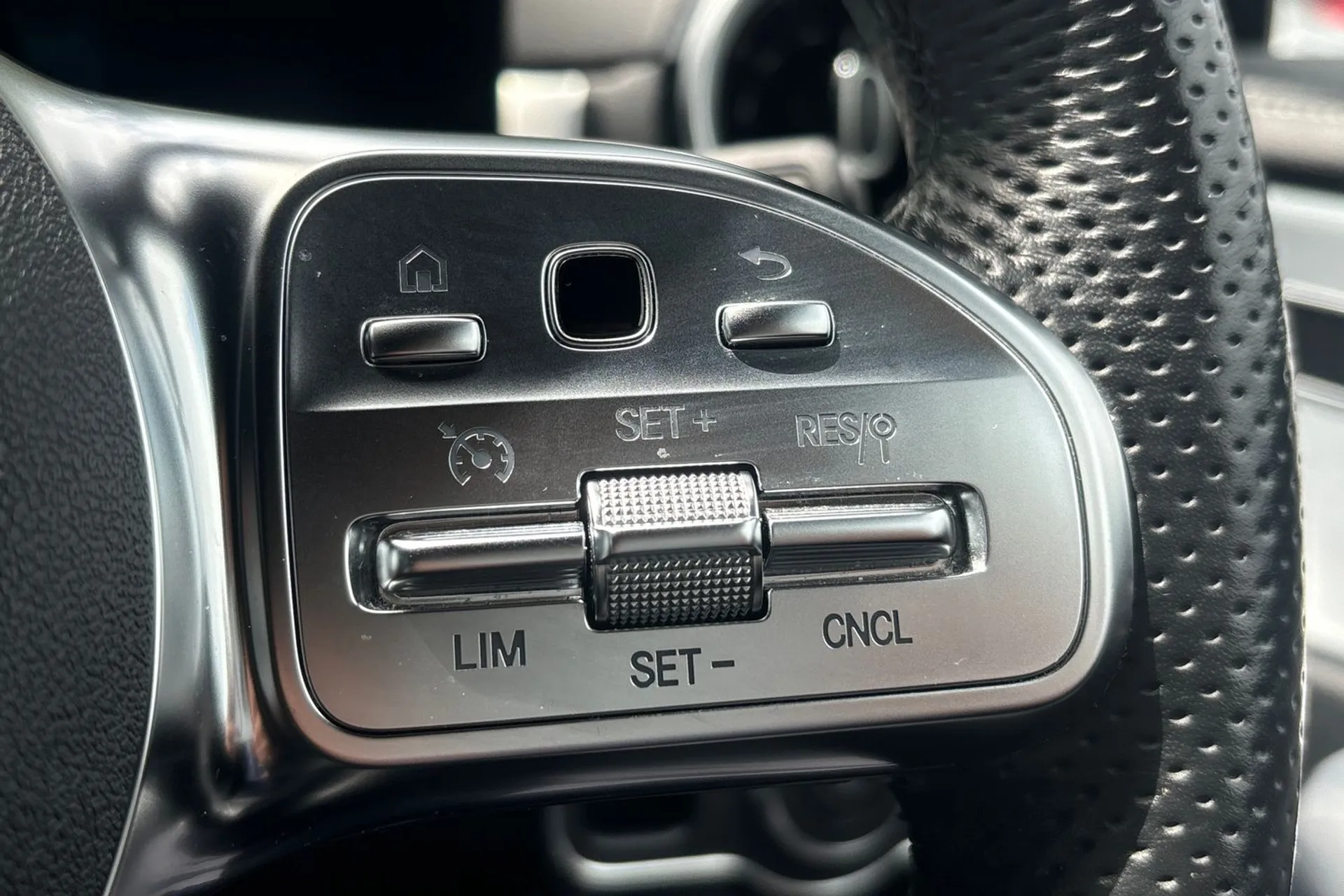 MERCEDES-BENZ CLA thumbnail image number 37