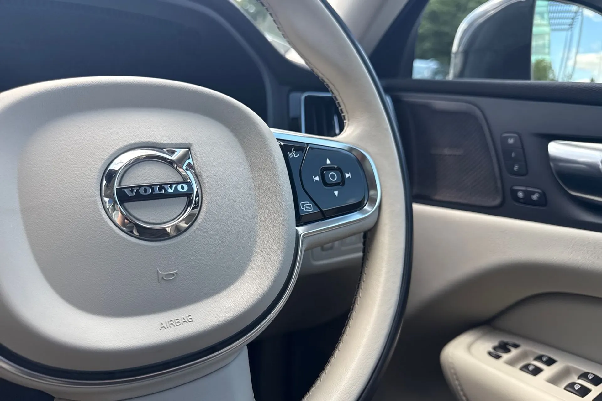 Volvo XC60 thumbnail image number 36