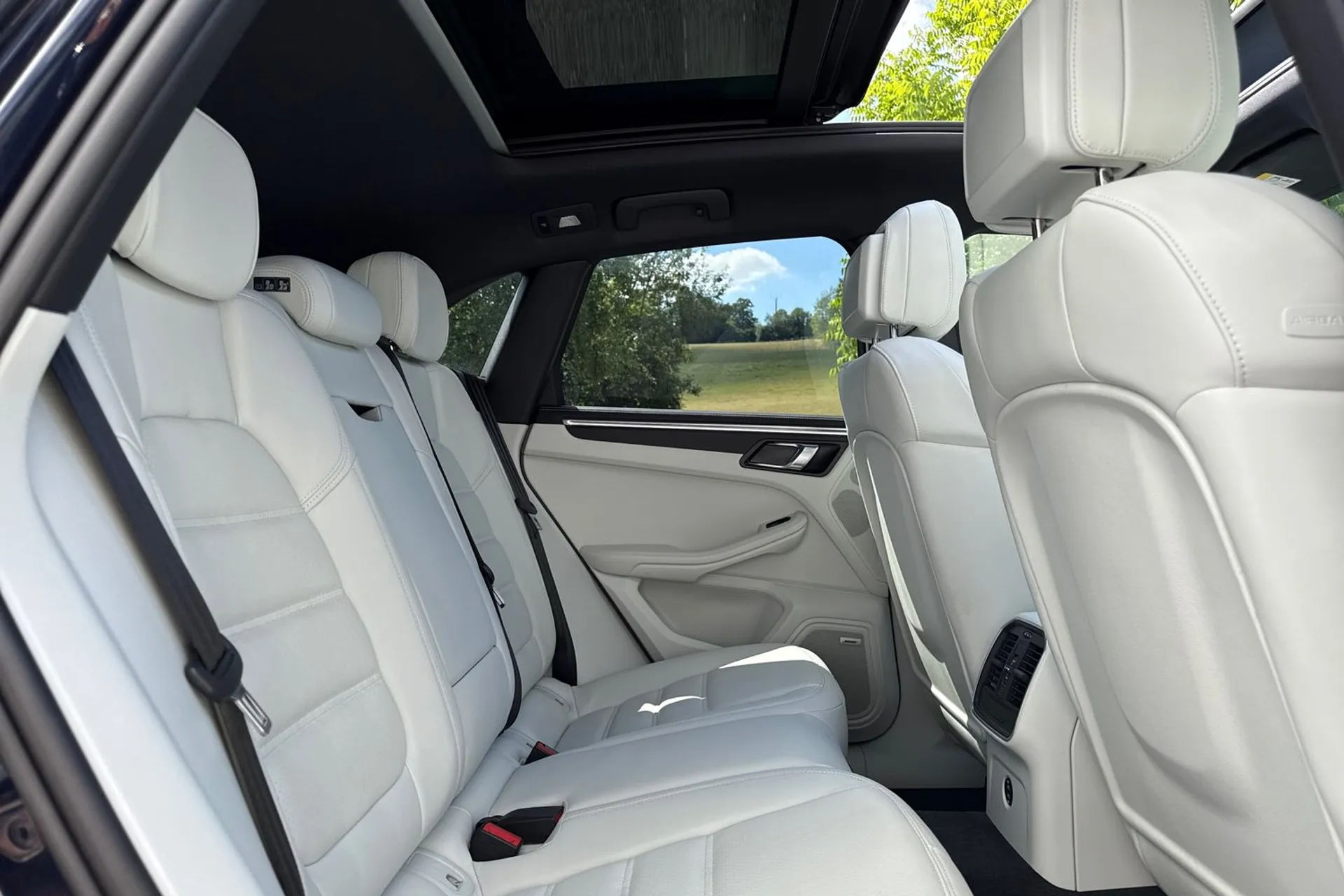 Porsche MACAN thumbnail image number 17