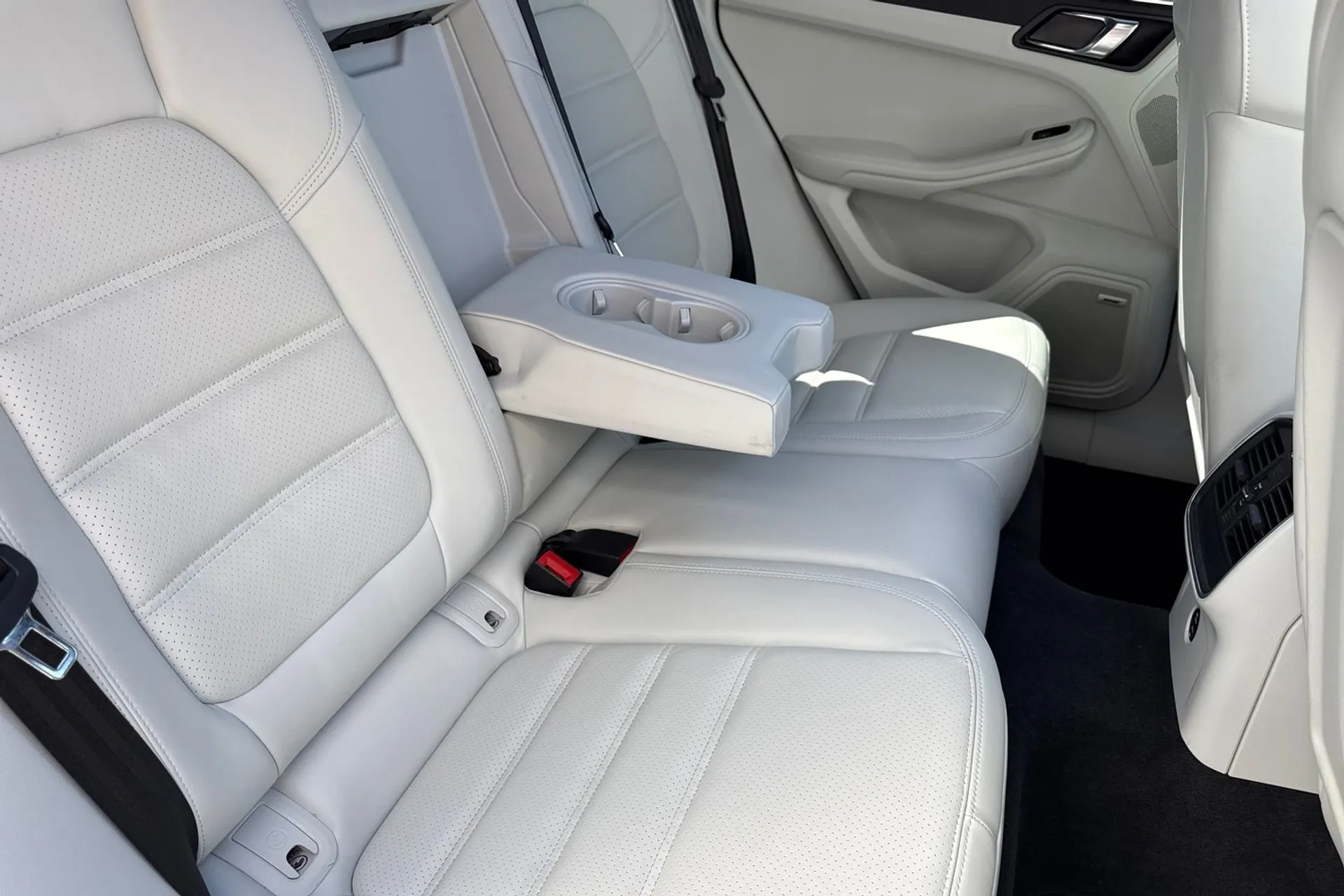 Porsche MACAN thumbnail image number 26