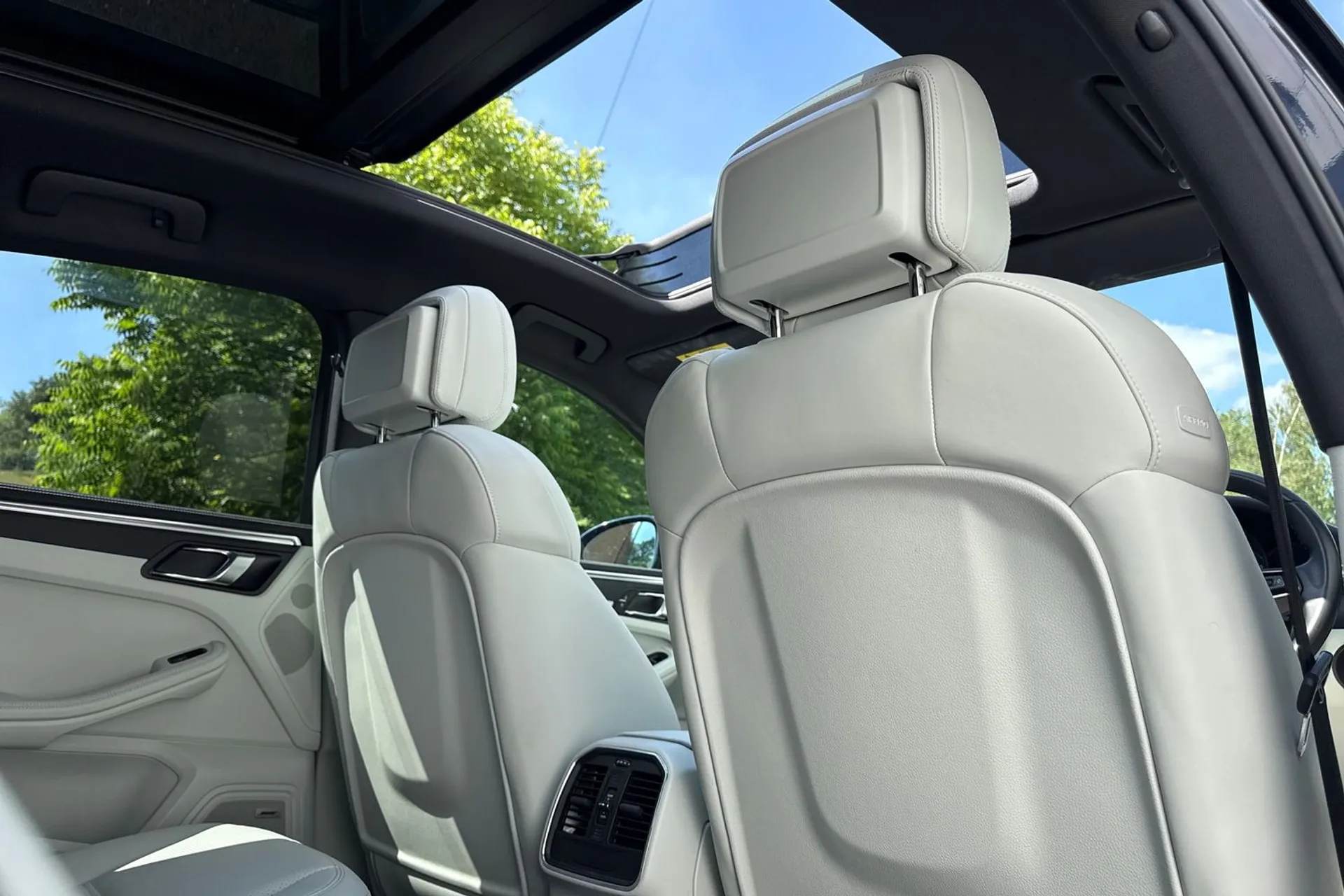 Porsche MACAN thumbnail image number 18