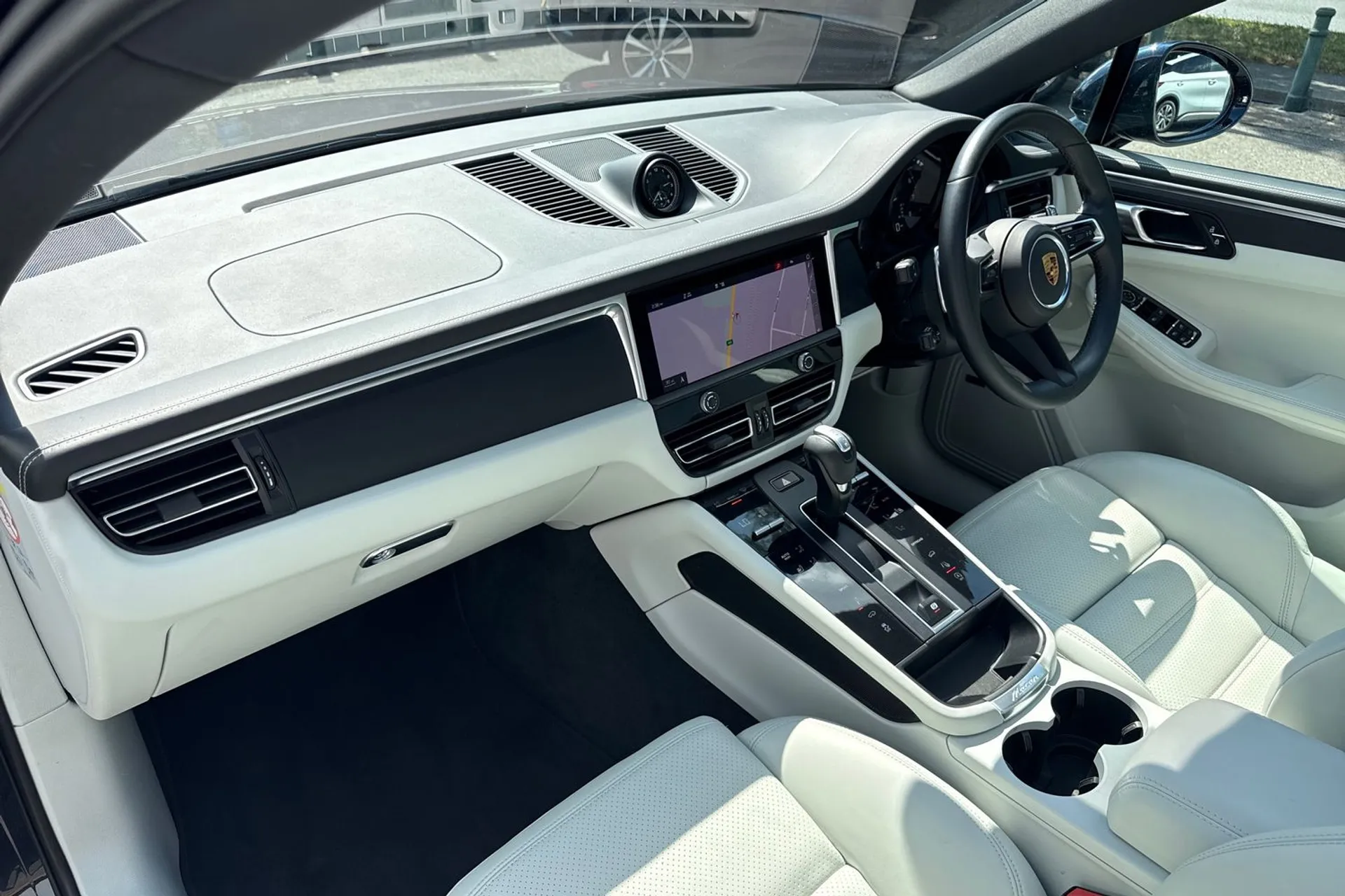 Porsche MACAN thumbnail image number 10