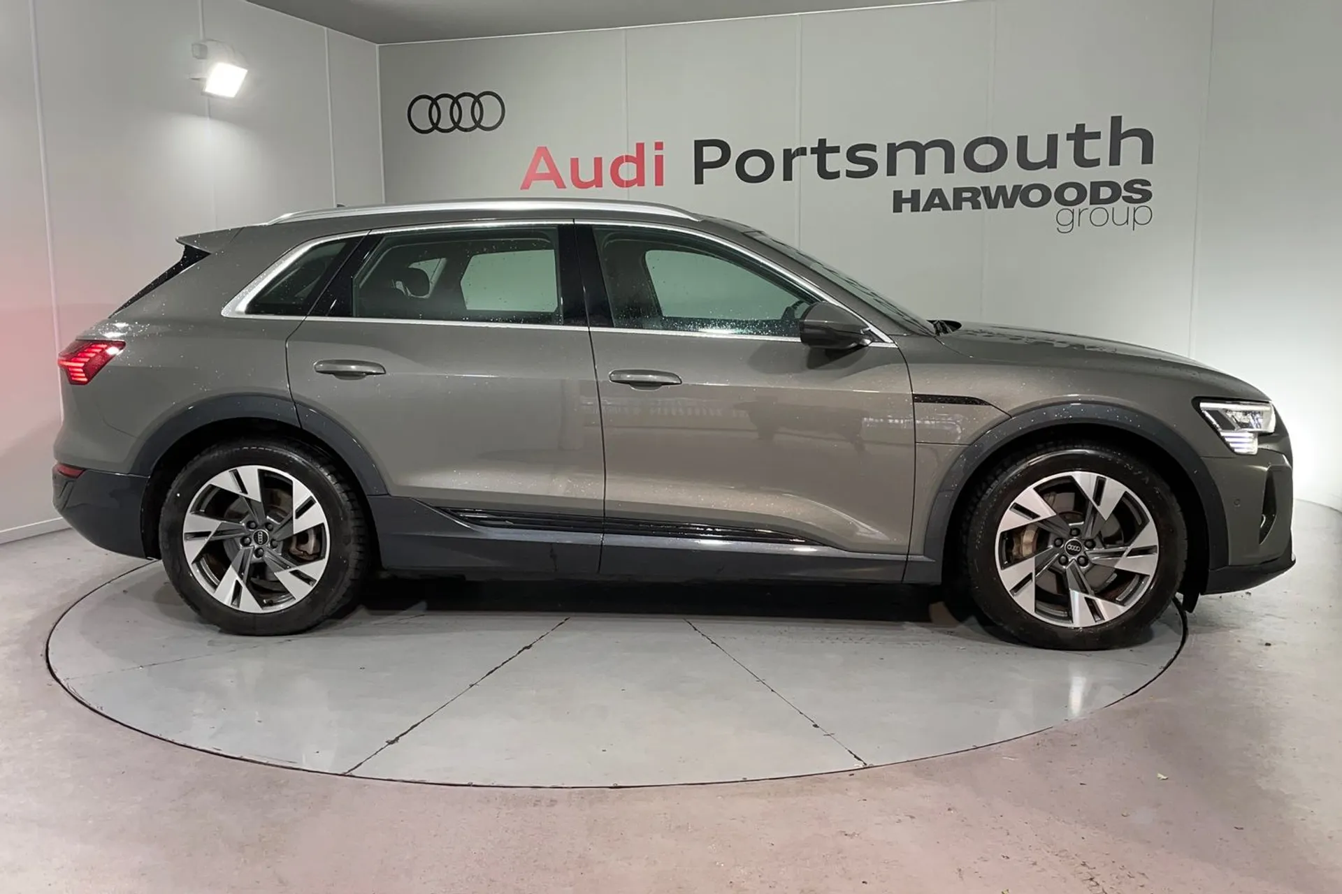 Audi Q8 thumbnail image number 2