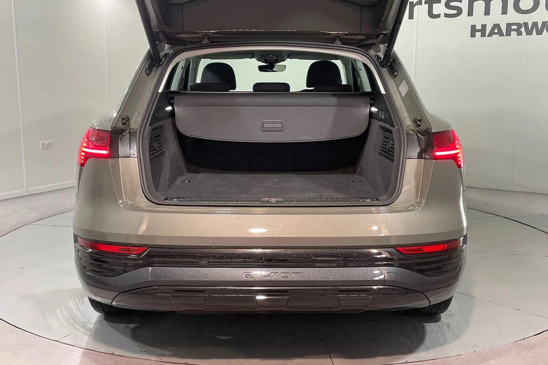 Audi Q8 thumbnail image number 19