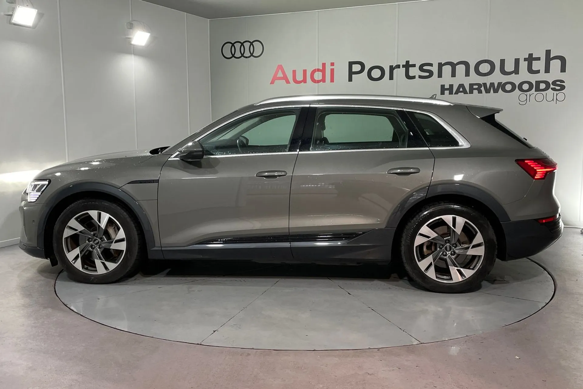 Audi Q8 thumbnail image number 10