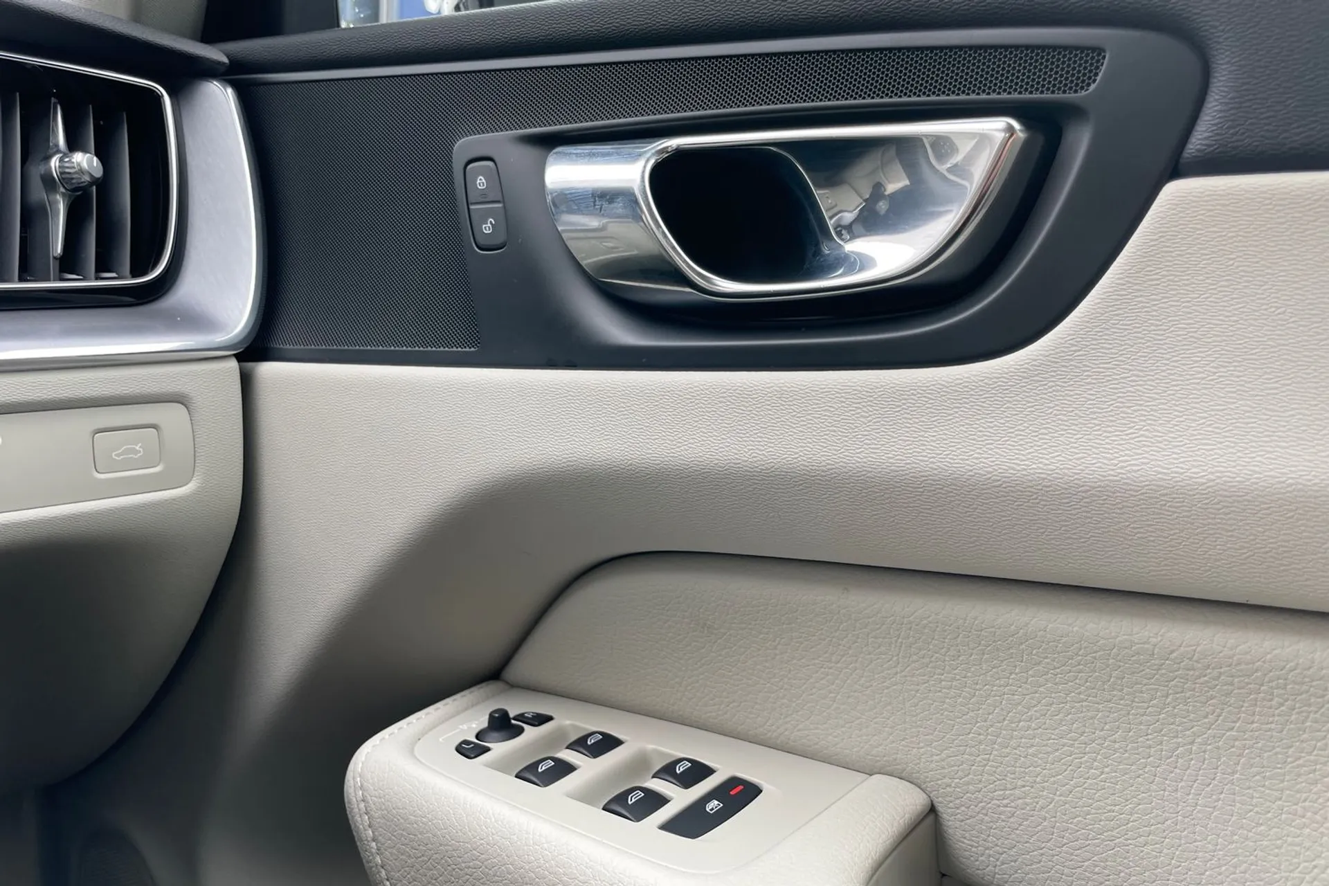Volvo XC60 thumbnail image number 41