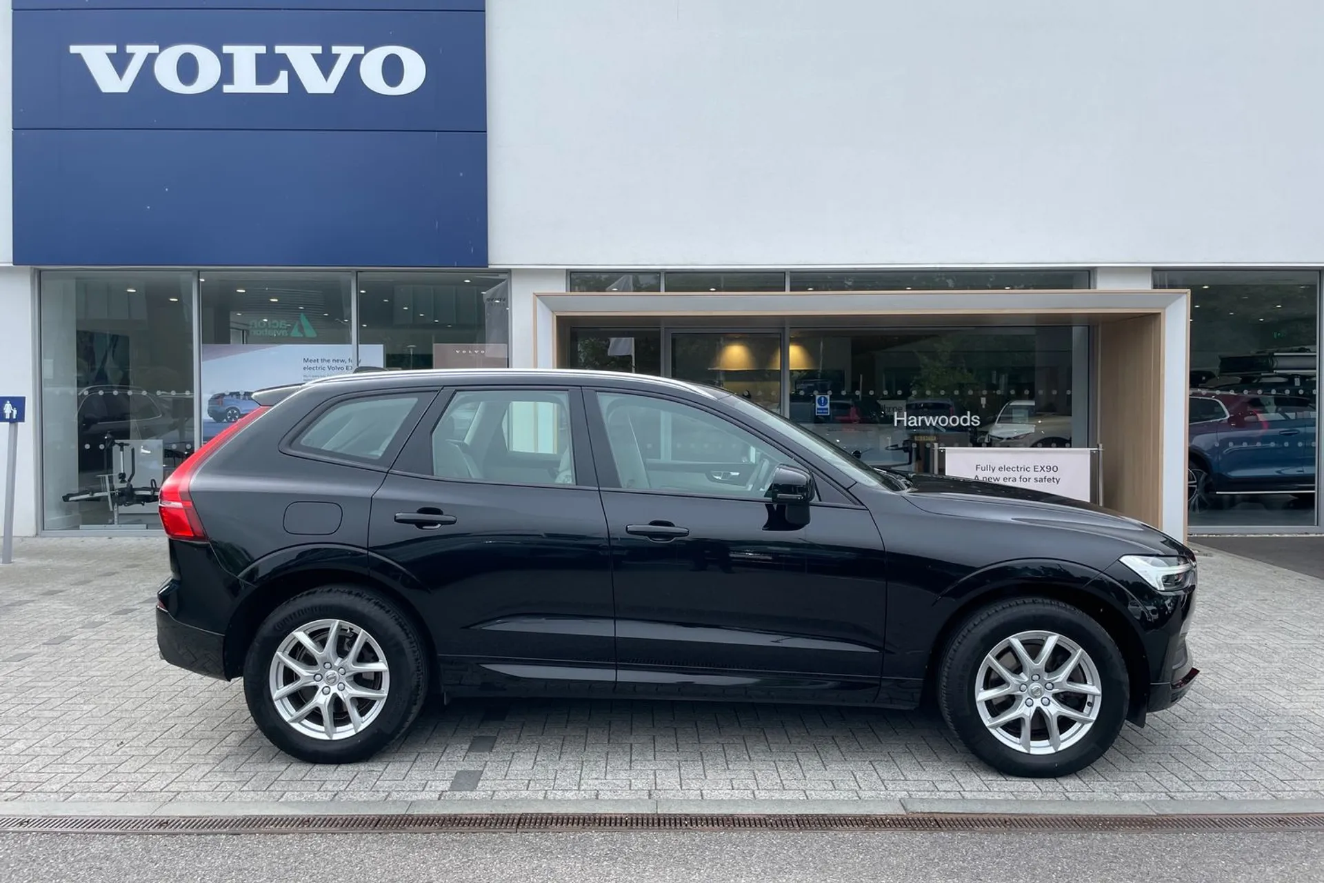 Volvo XC60 thumbnail image number 2