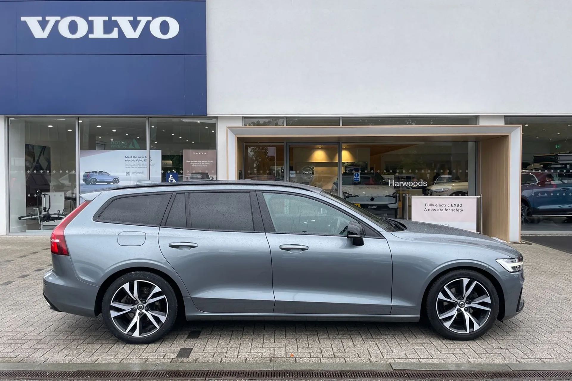 Volvo V60 thumbnail image number 2