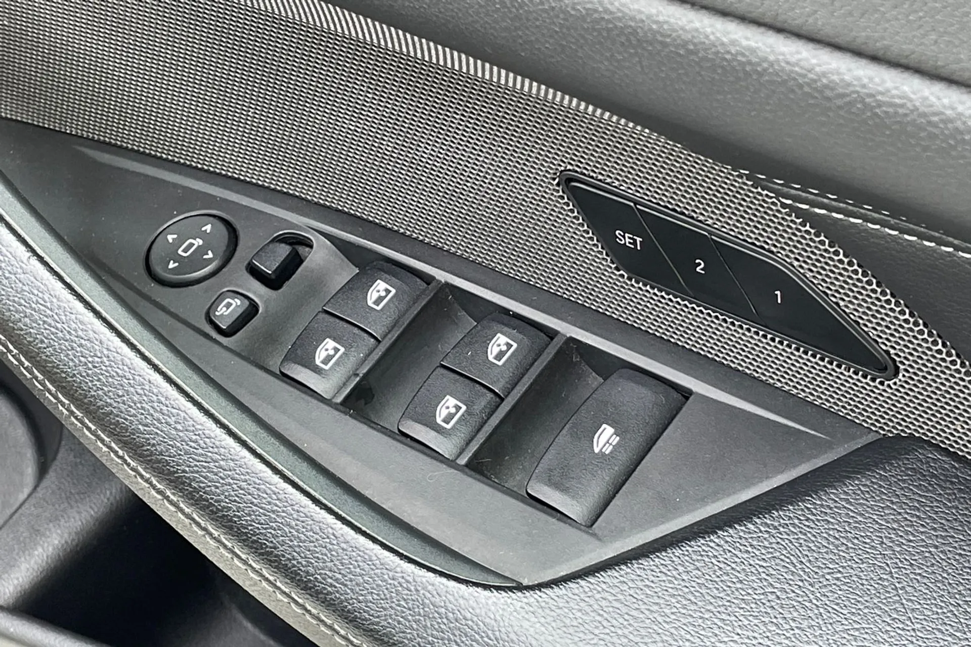 BMW 4 SERIES thumbnail image number 52