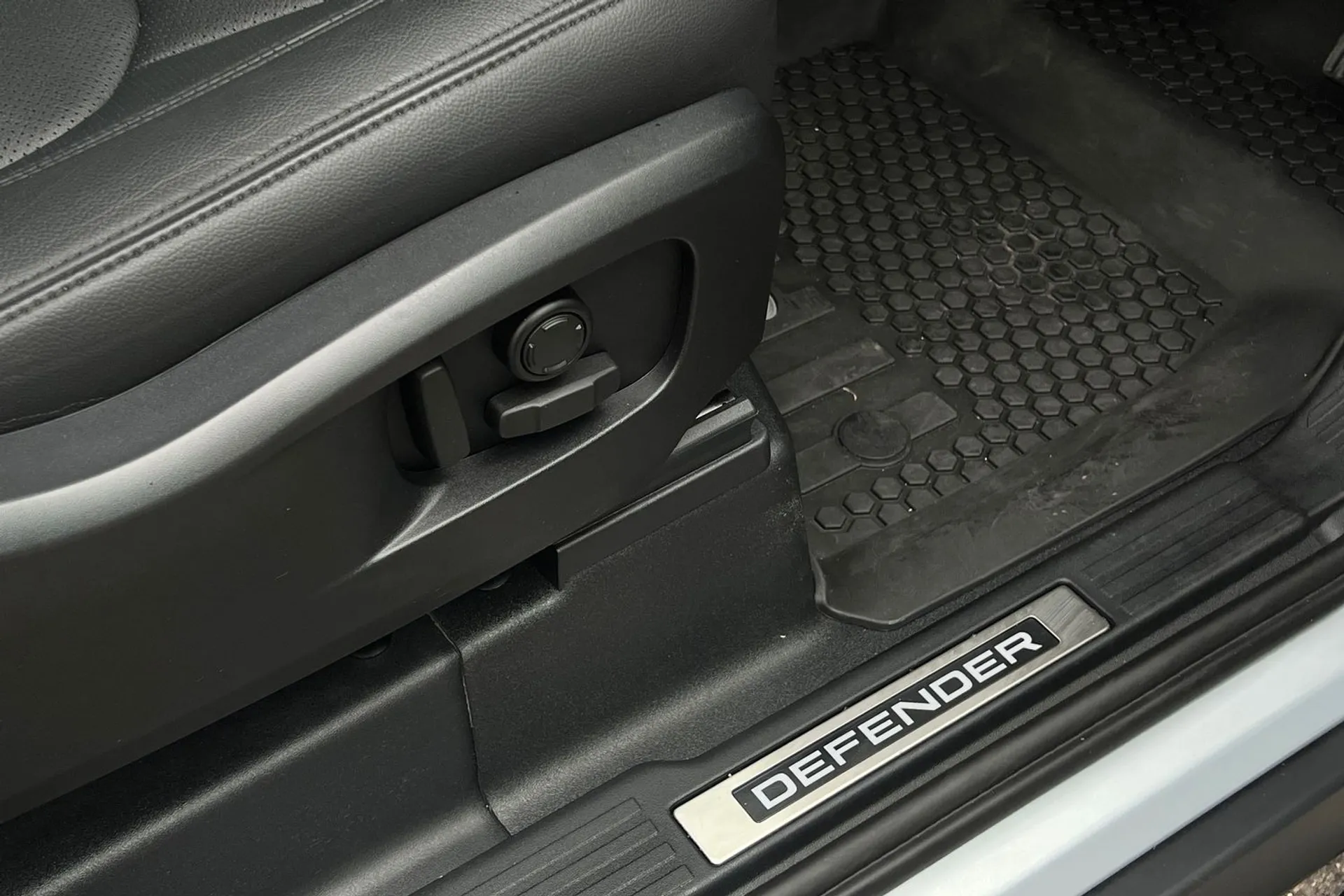 LAND ROVER DEFENDER thumbnail image number 38