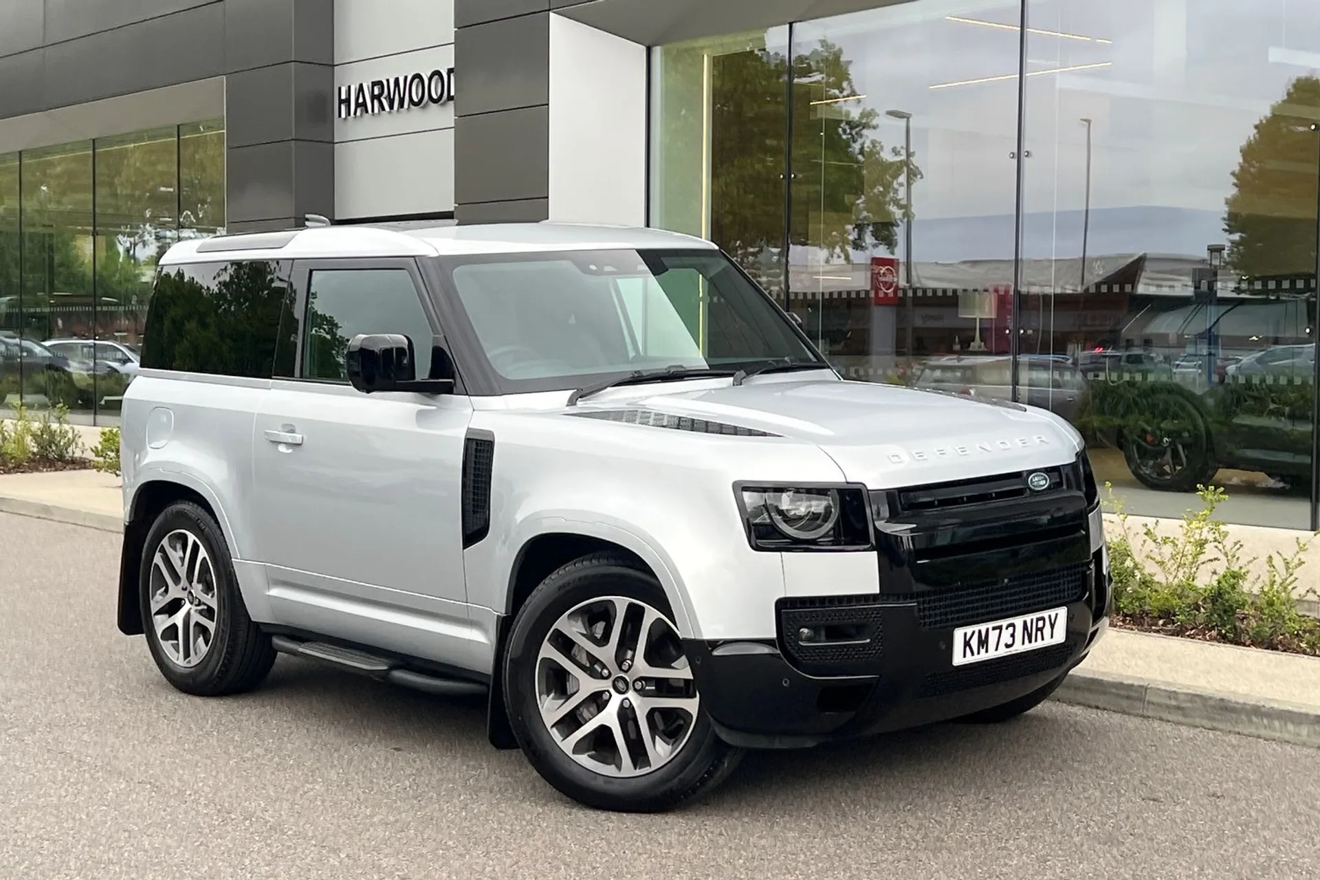 LAND ROVER DEFENDER focused image