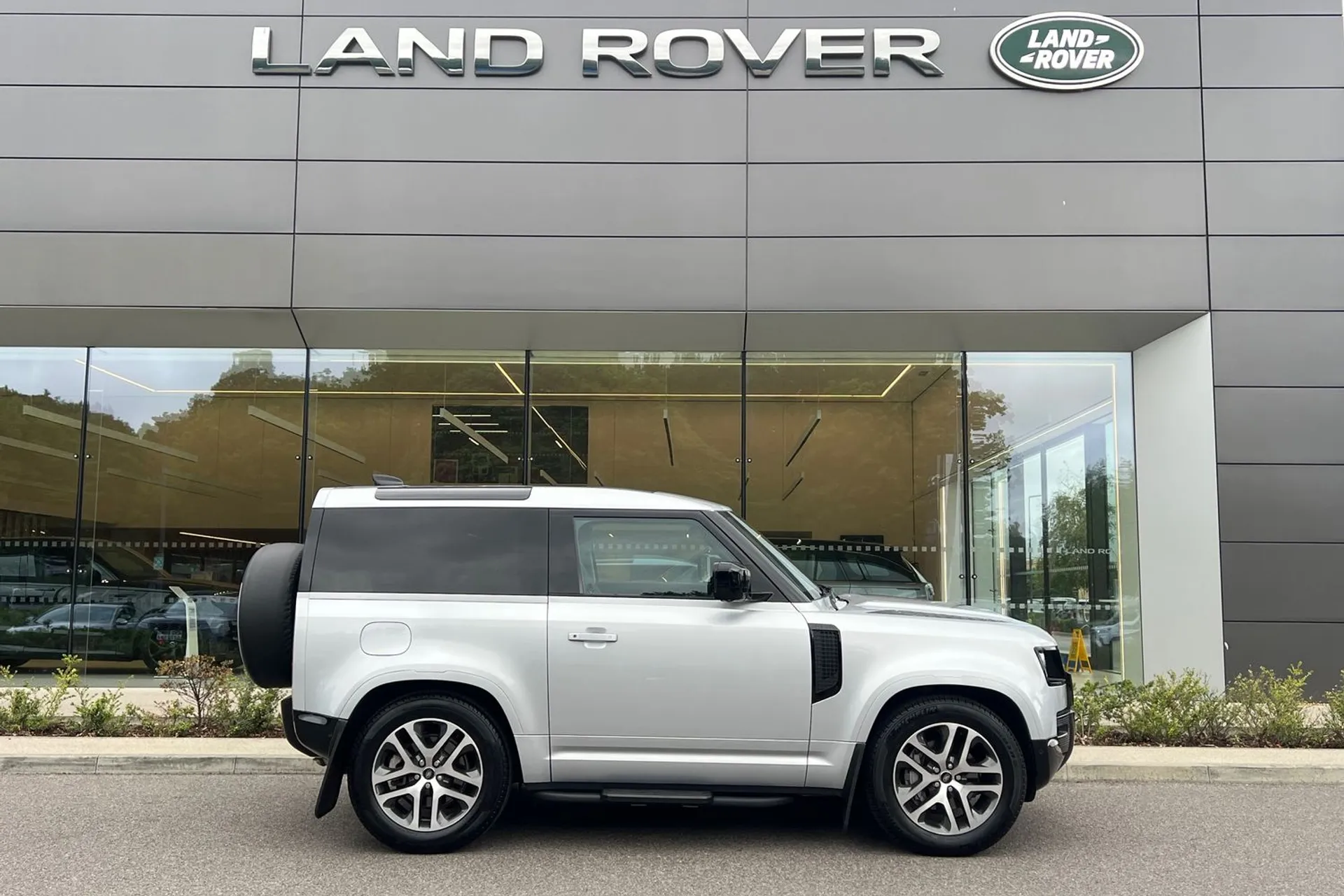 LAND ROVER DEFENDER thumbnail image number 2