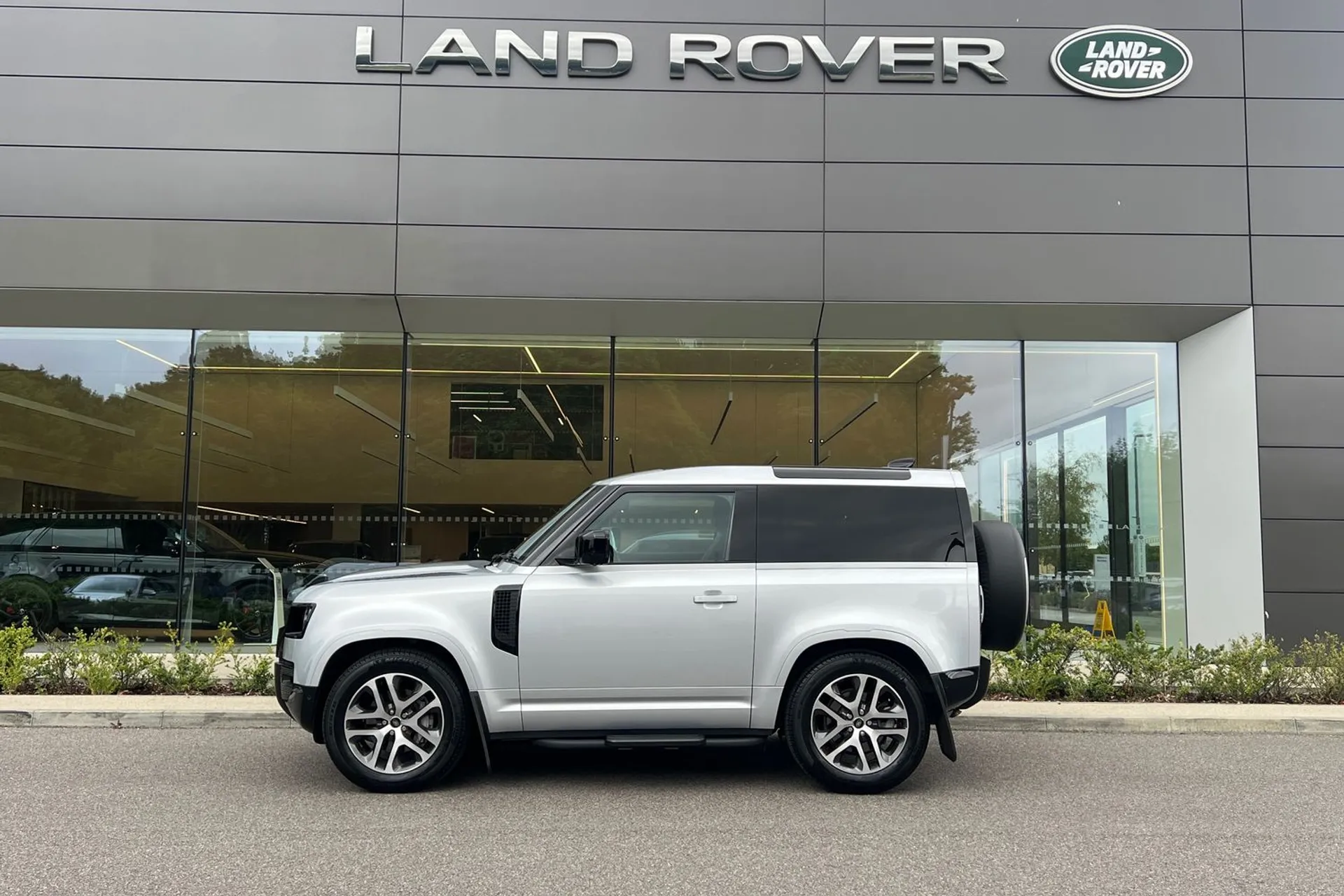 LAND ROVER DEFENDER thumbnail image number 8