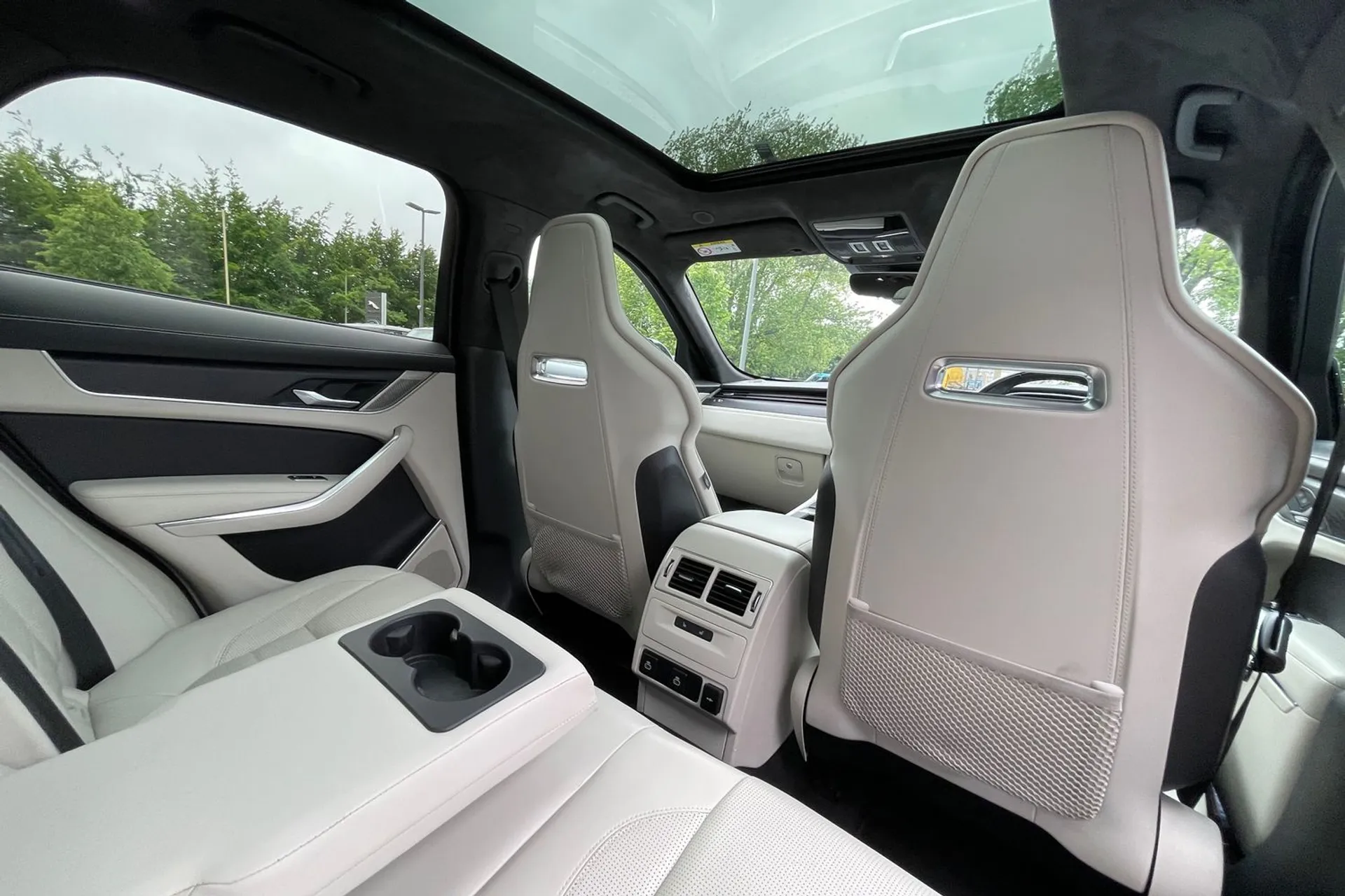 Jaguar F-PACE thumbnail image number 46