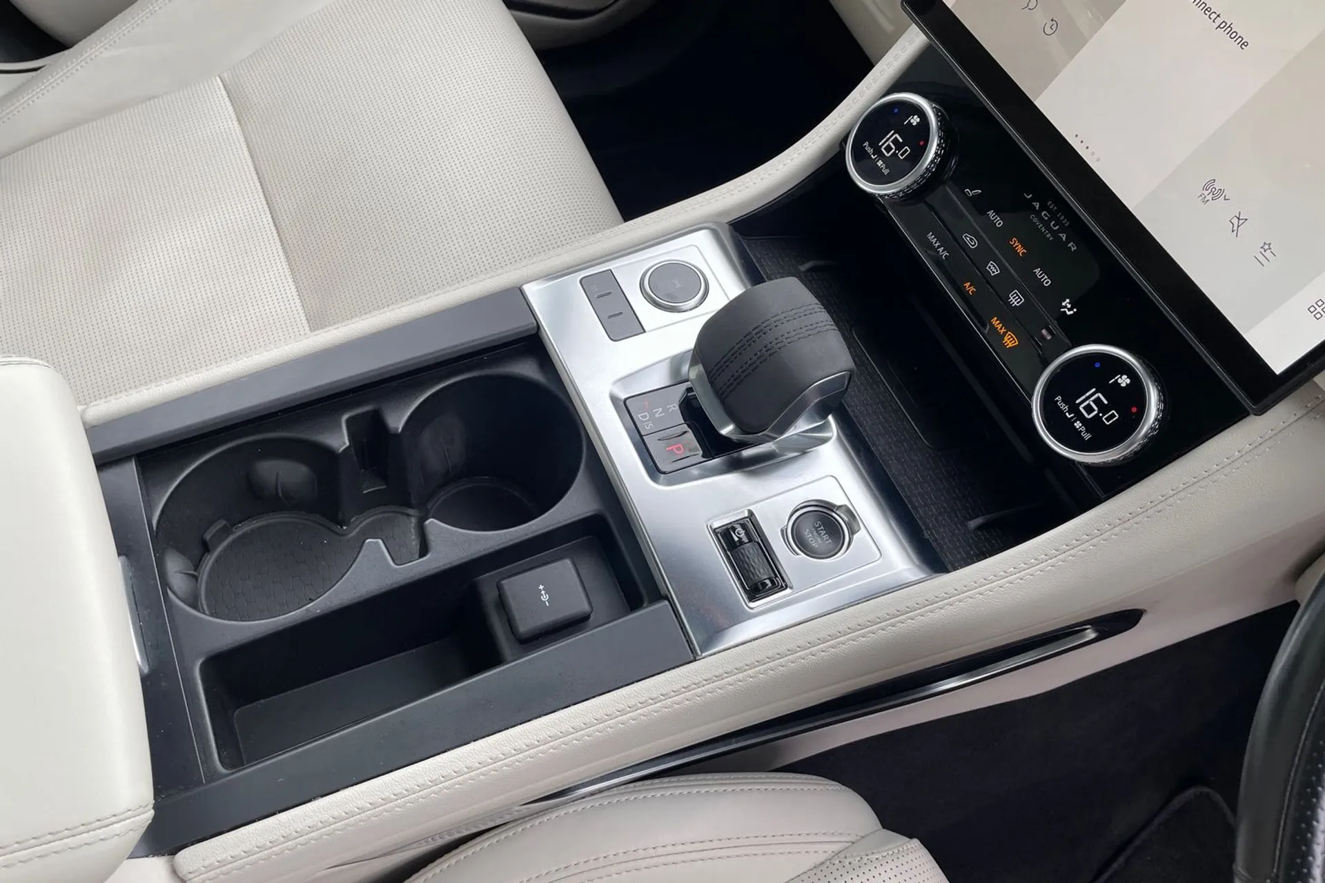 Jaguar F-PACE thumbnail image number 19