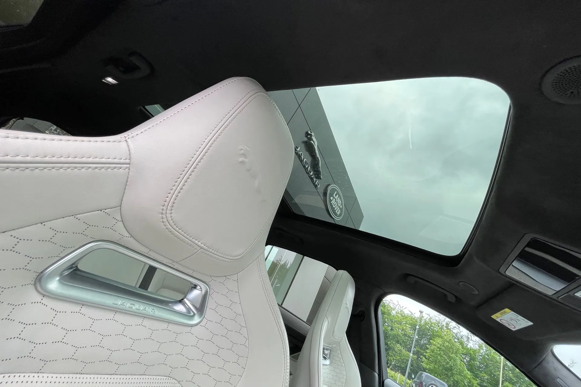 Jaguar F-PACE thumbnail image number 40