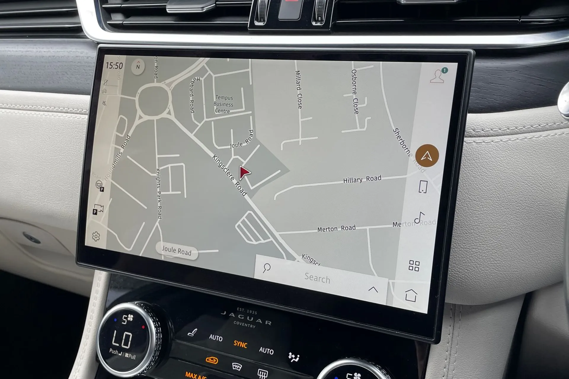 Jaguar F-PACE thumbnail image number 34