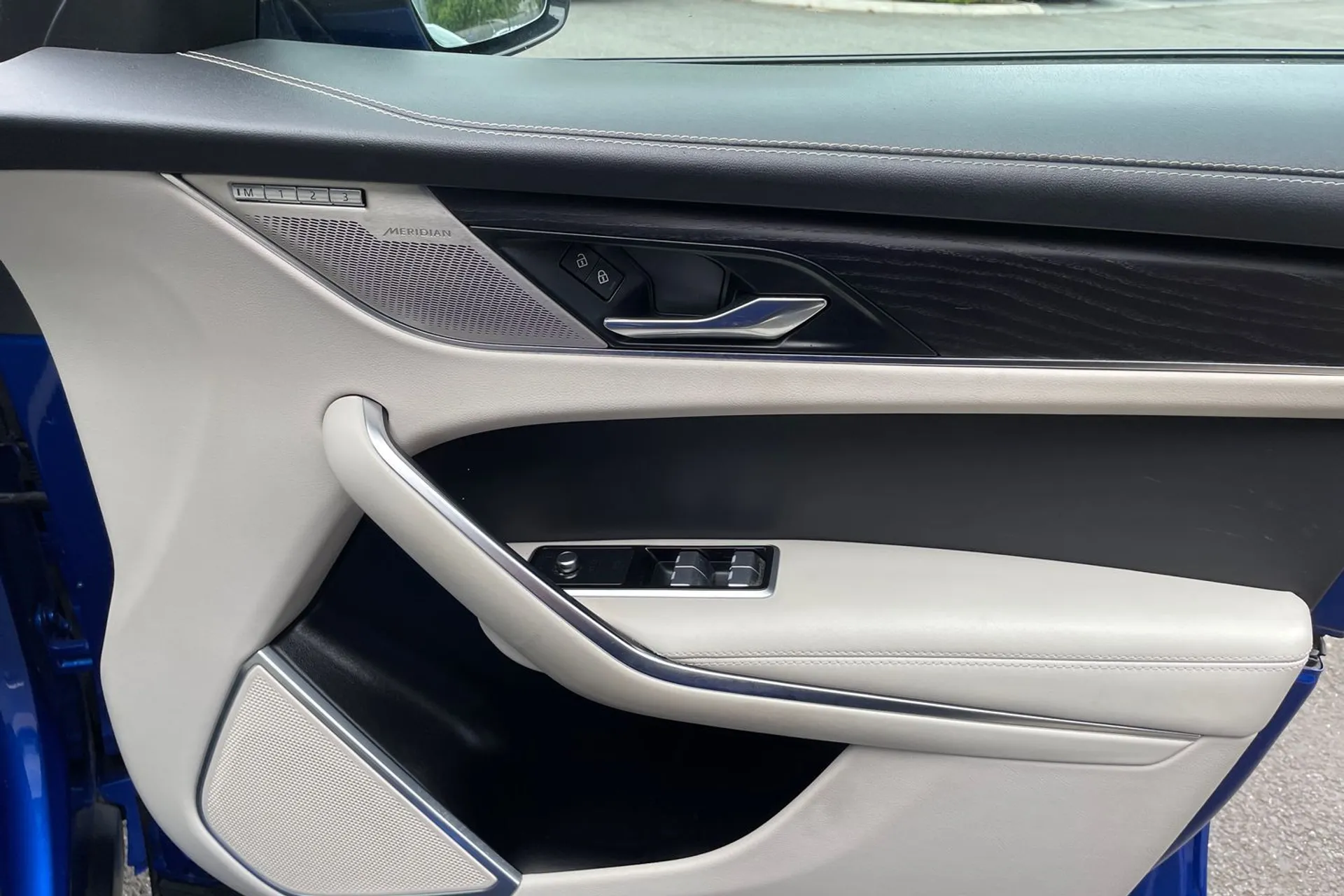 Jaguar F-PACE thumbnail image number 55