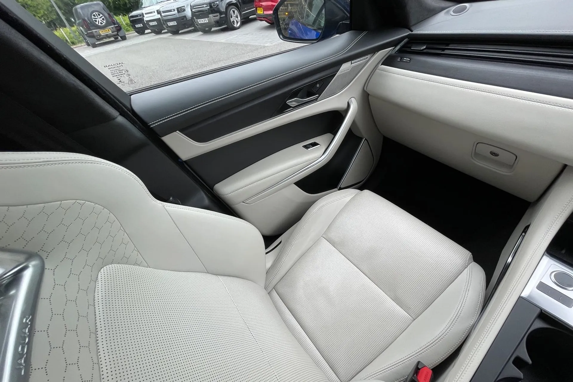 Jaguar F-PACE thumbnail image number 13