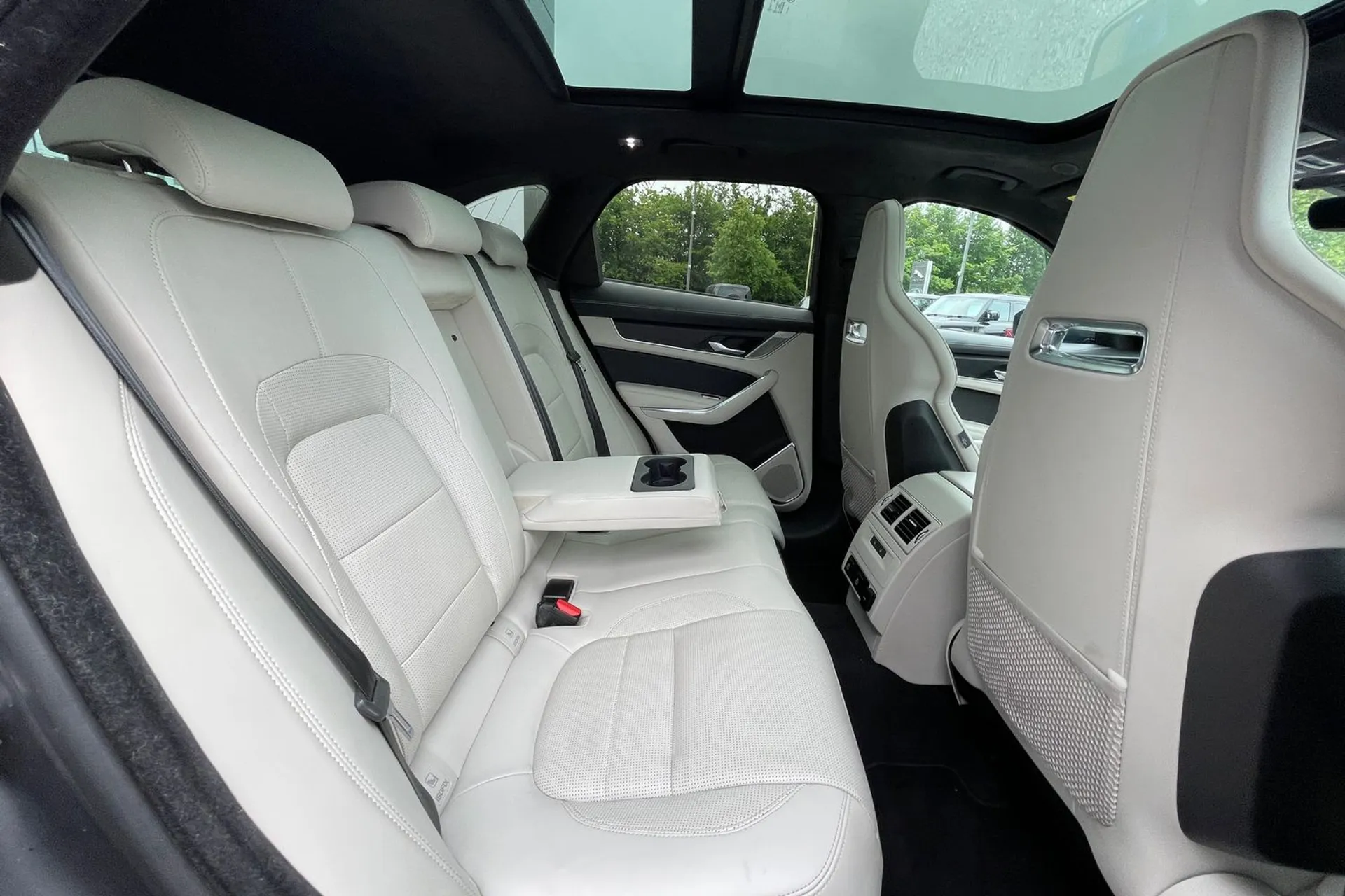 Jaguar F-PACE thumbnail image number 44