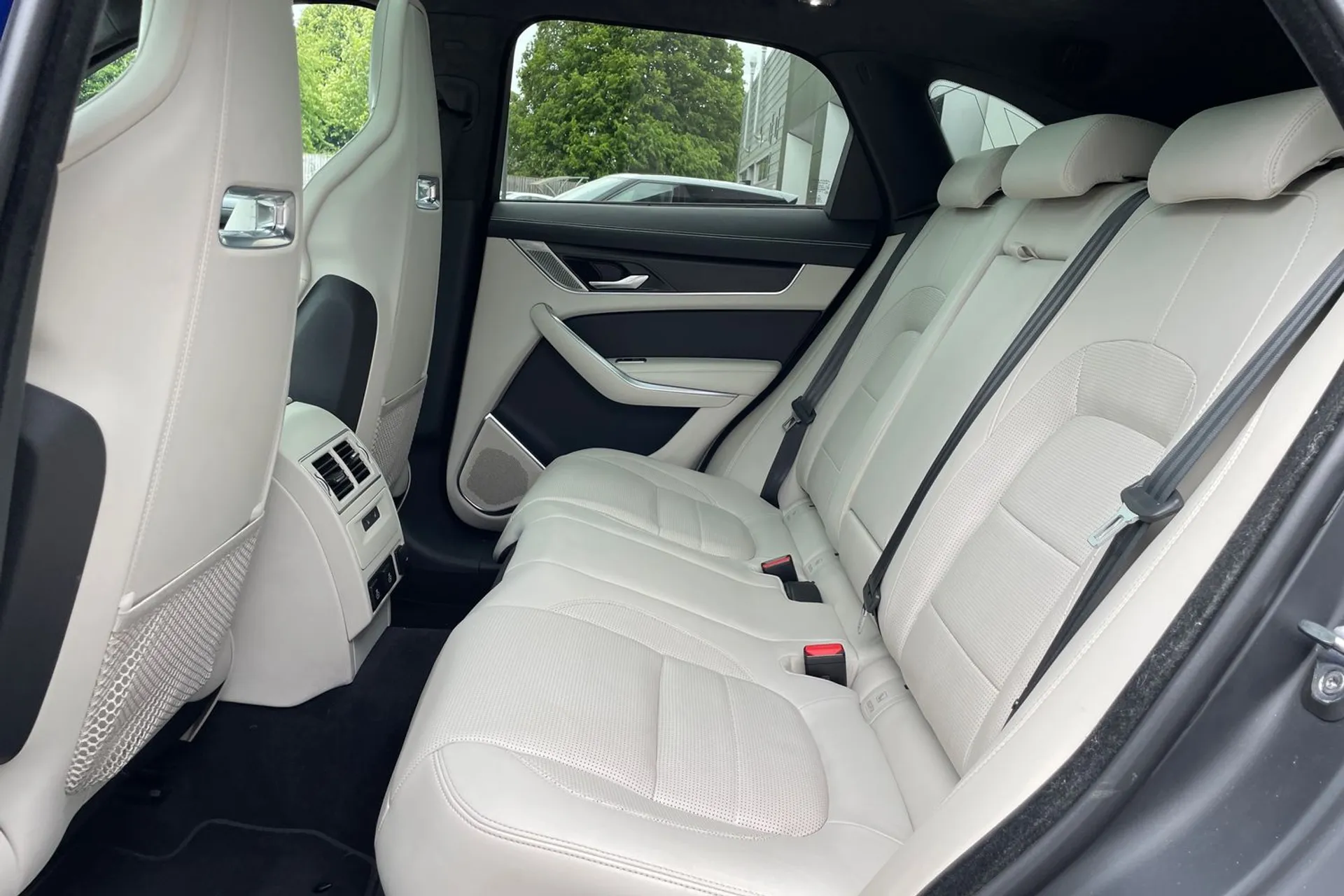Jaguar F-PACE thumbnail image number 53