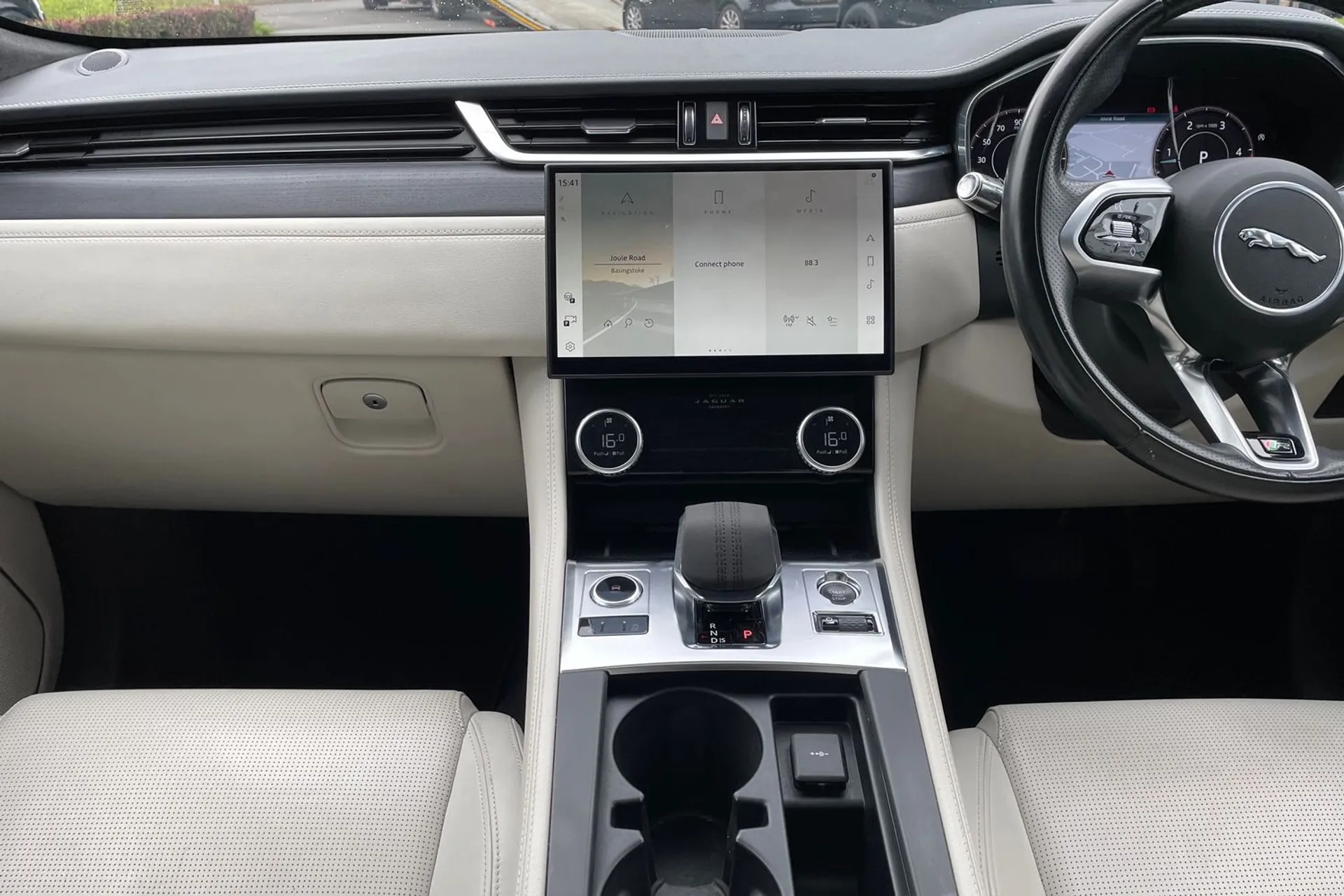 Jaguar F-PACE thumbnail image number 15