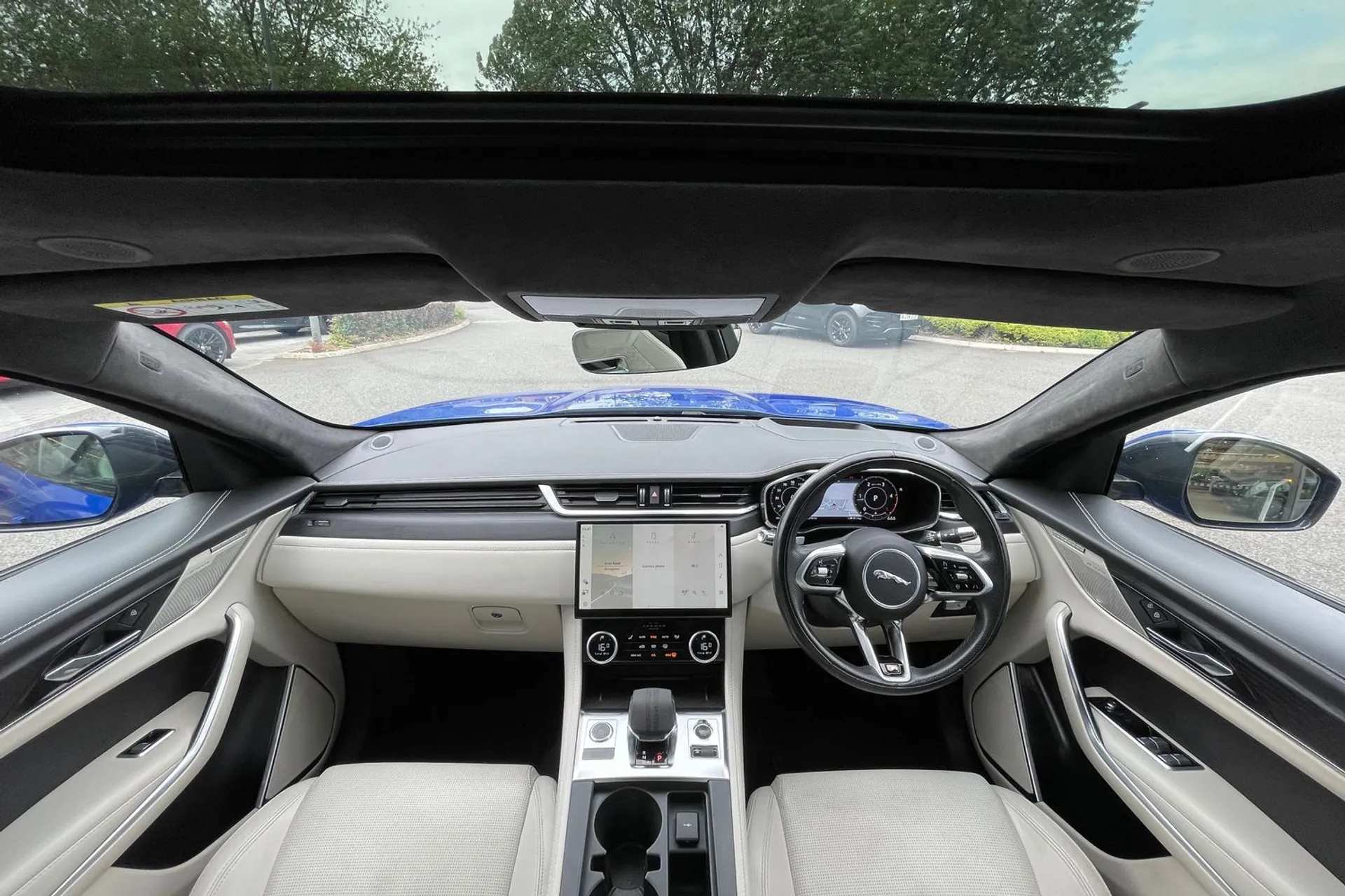 Jaguar F-PACE thumbnail image number 3