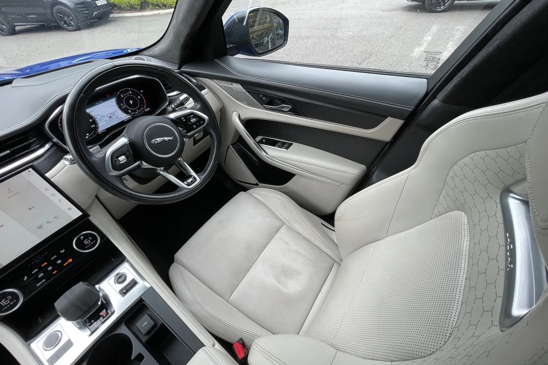 Jaguar F-PACE thumbnail image number 14