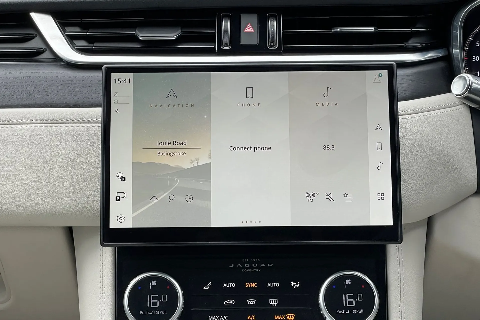 Jaguar F-PACE thumbnail image number 22