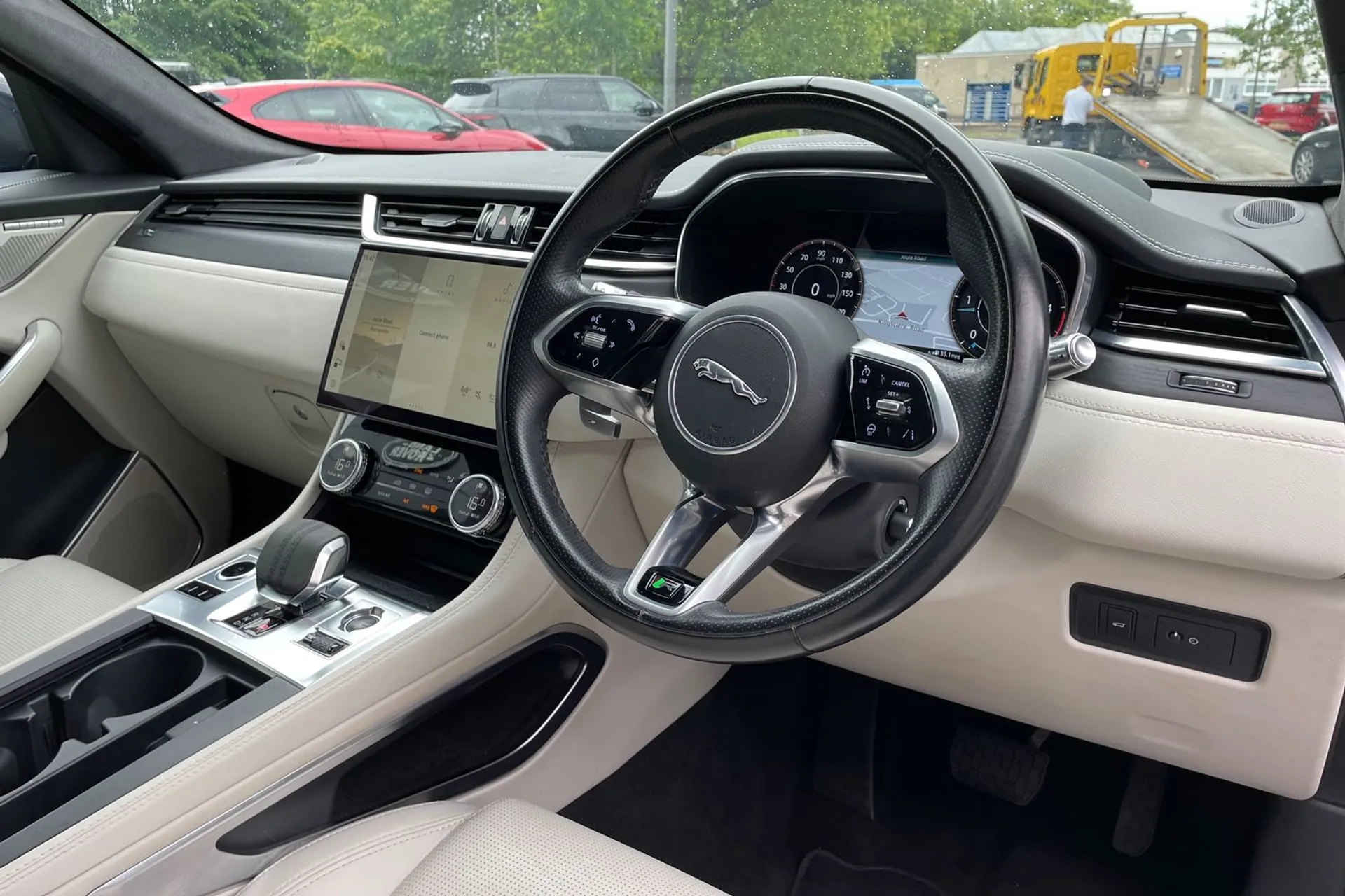 Jaguar F-PACE thumbnail image number 32