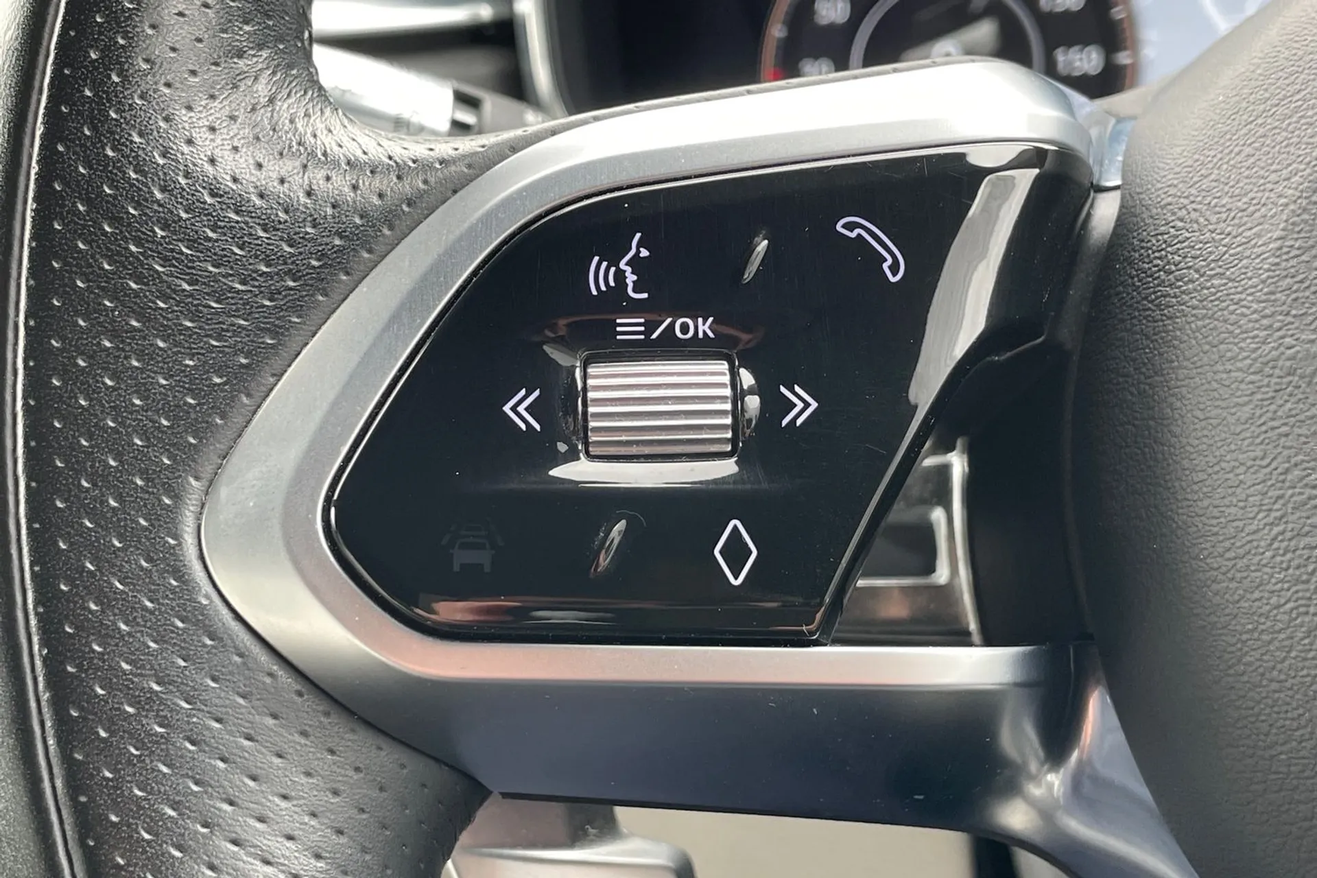 Jaguar F-PACE thumbnail image number 28