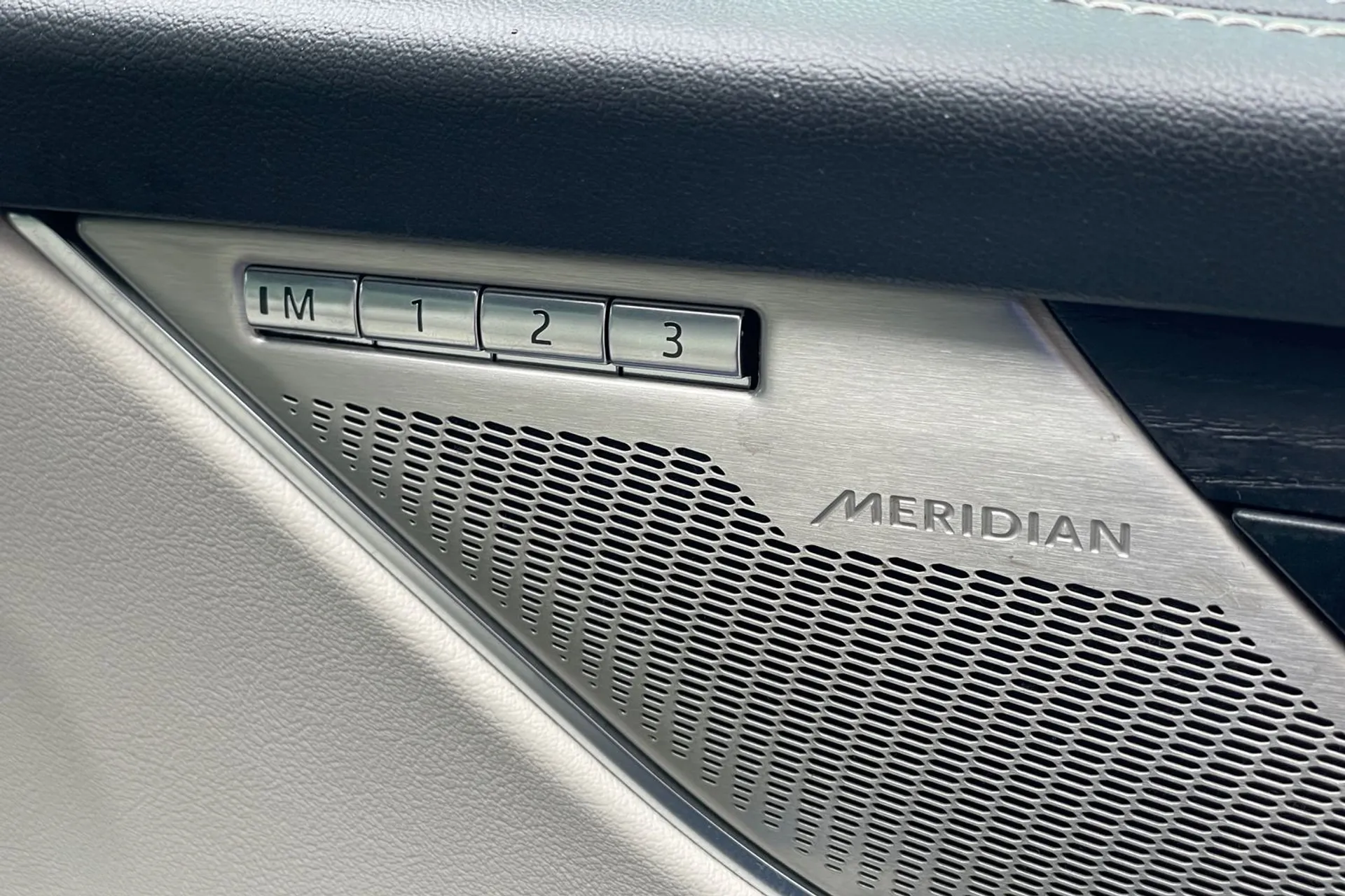 Jaguar F-PACE thumbnail image number 23