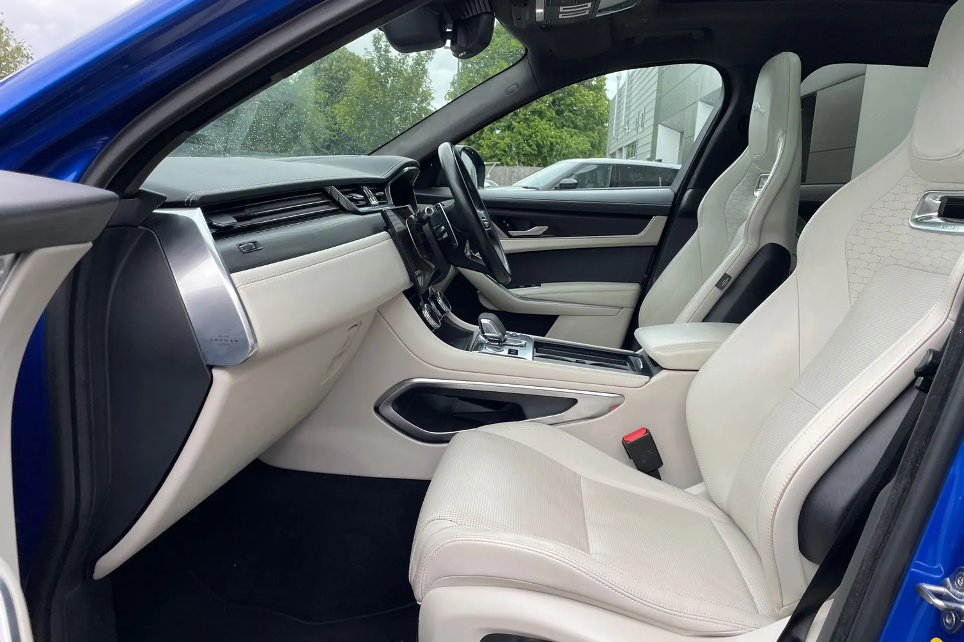 Jaguar F-PACE thumbnail image number 10