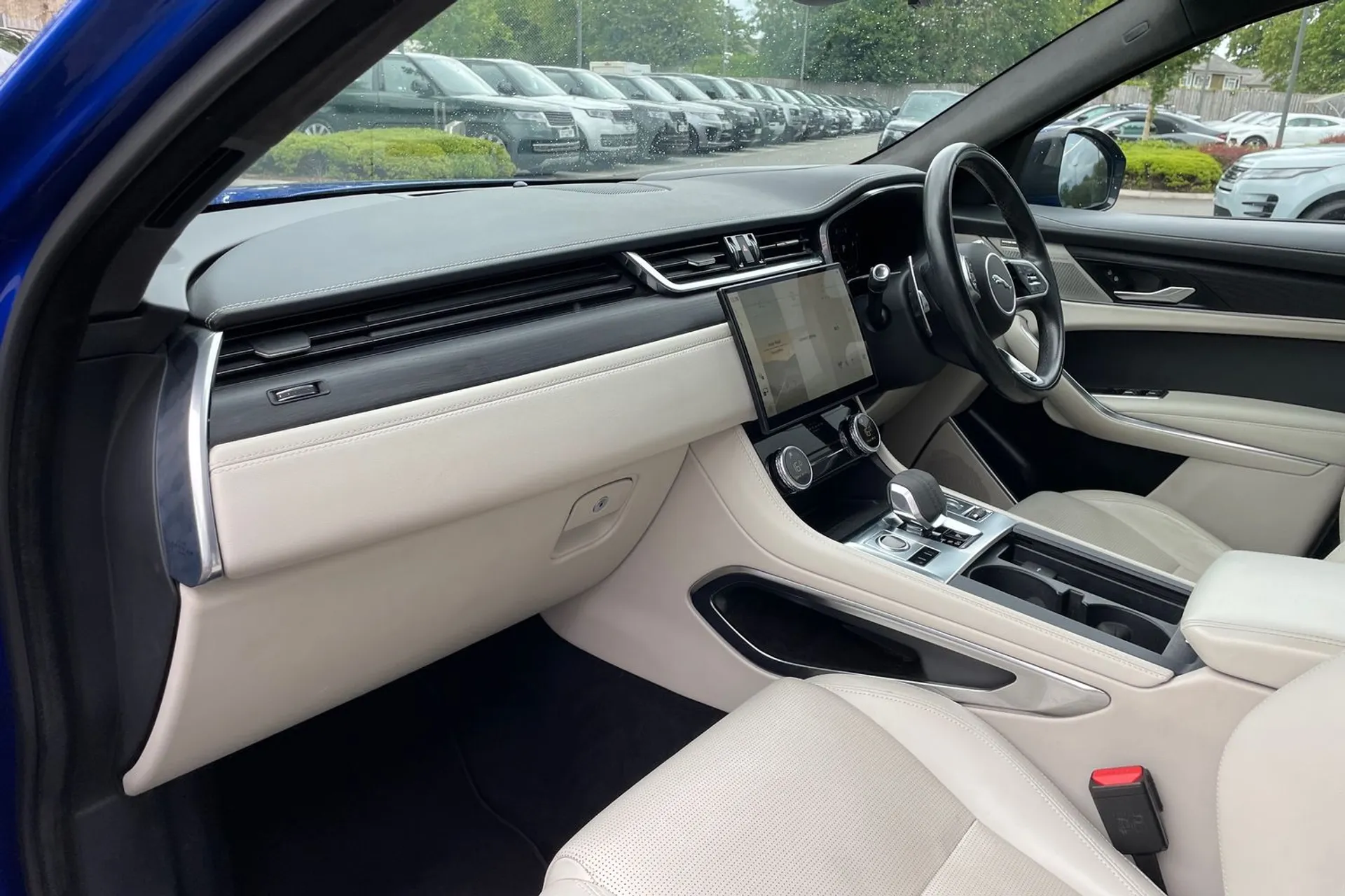 Jaguar F-PACE thumbnail image number 52