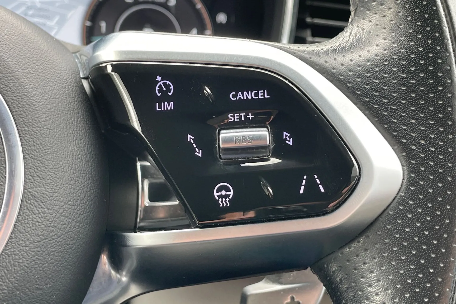 Jaguar F-PACE thumbnail image number 30