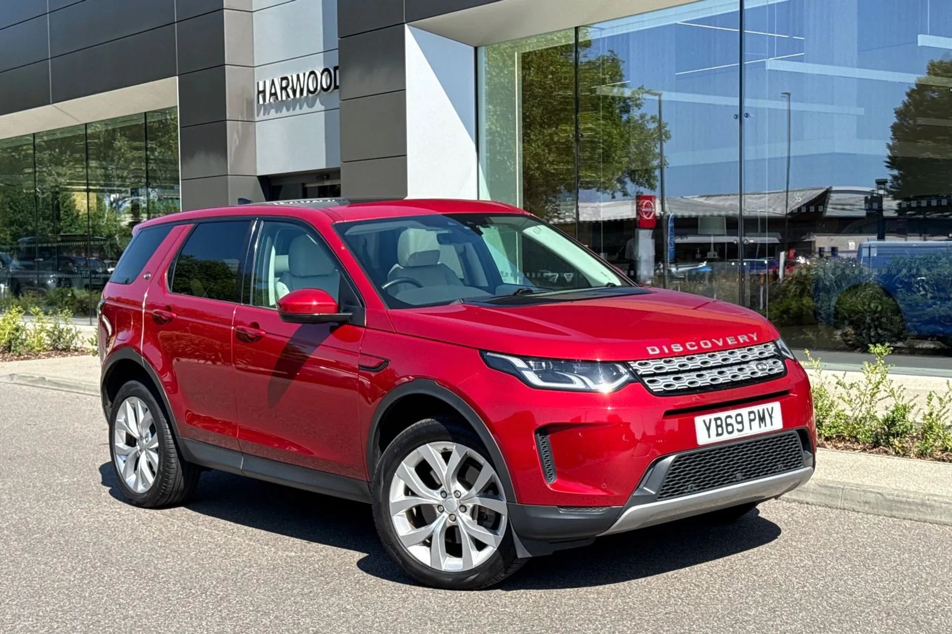 LAND ROVER DISCOVERY SPORT focused image