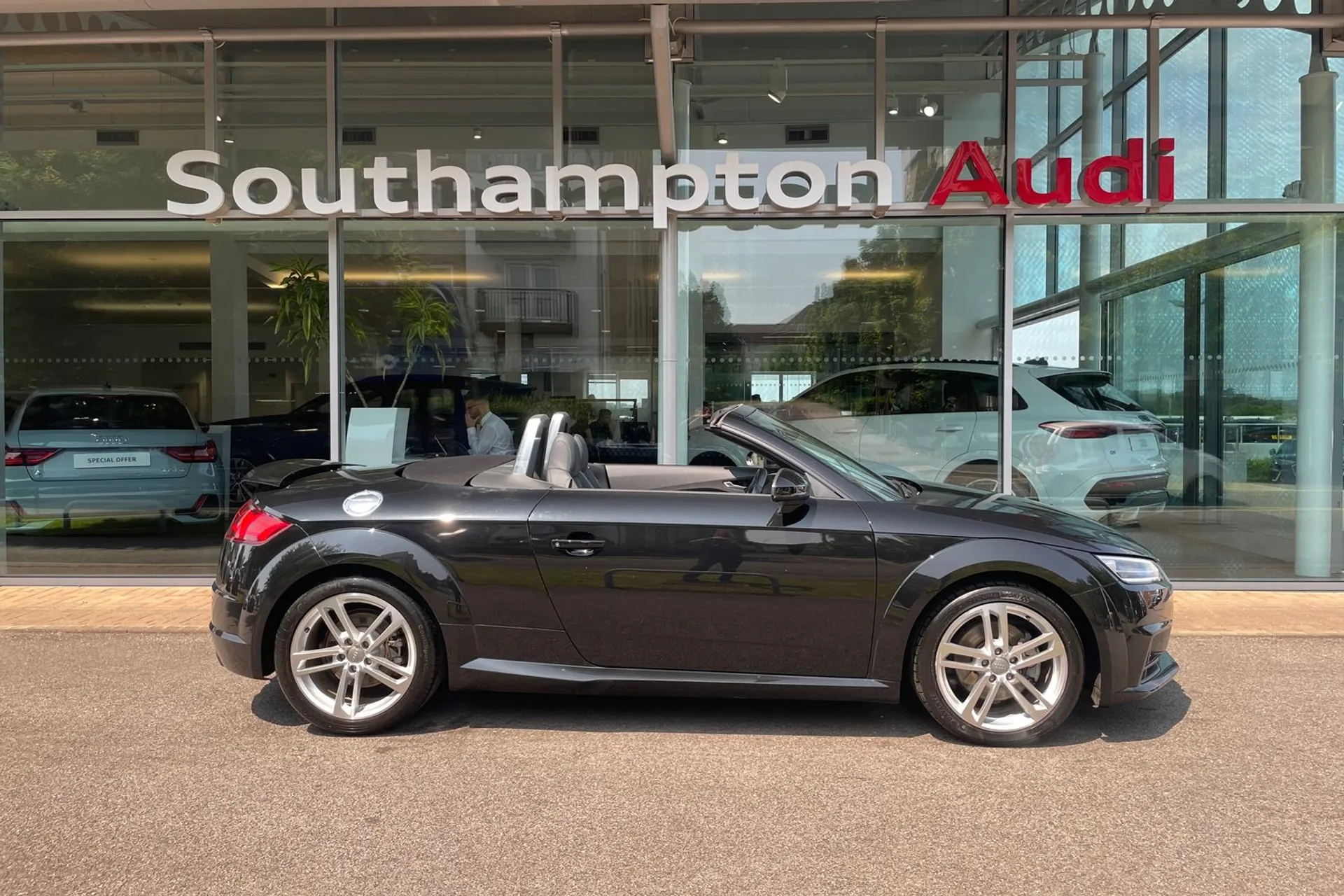Audi TT thumbnail image number 2