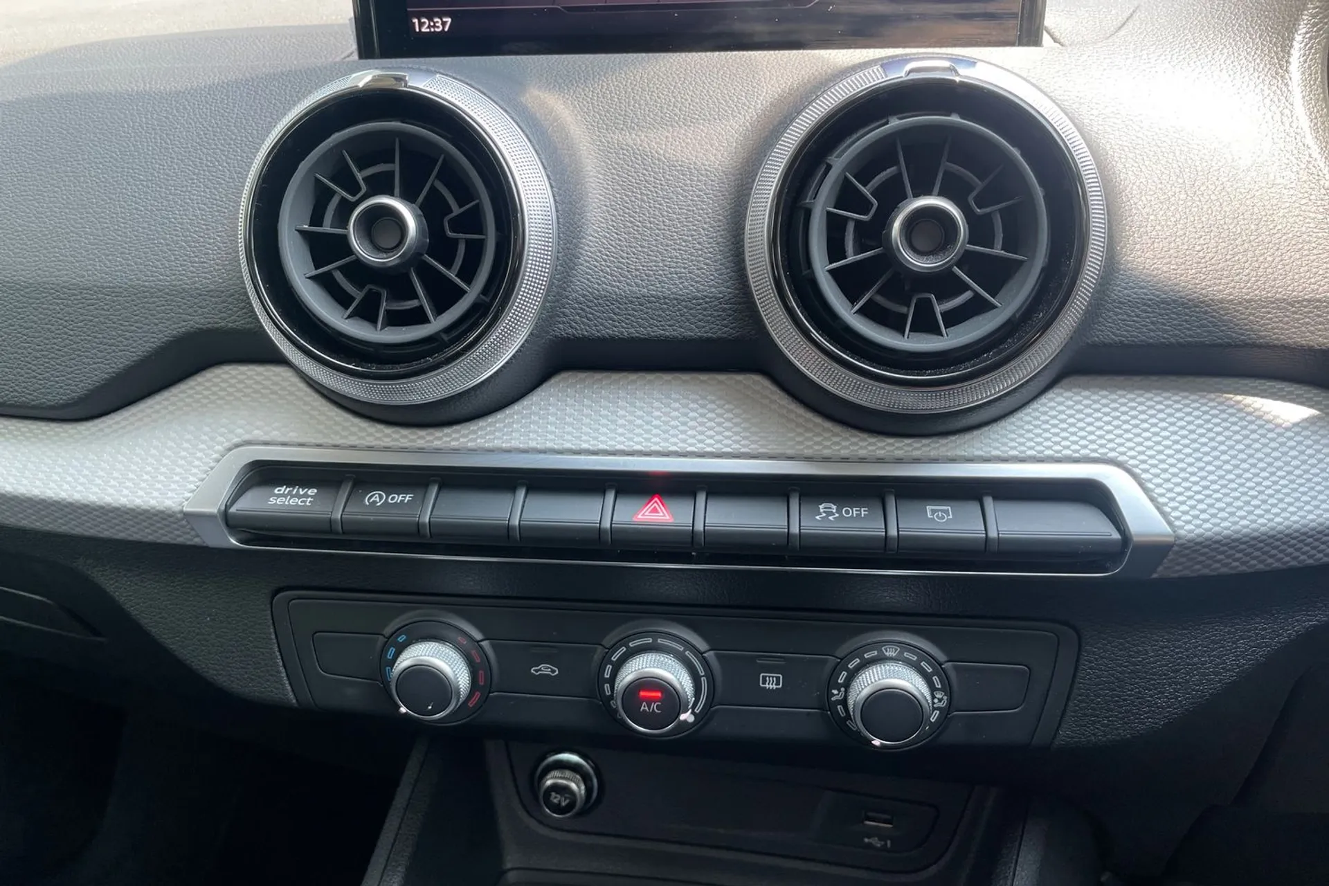 Audi Q2 thumbnail image number 38