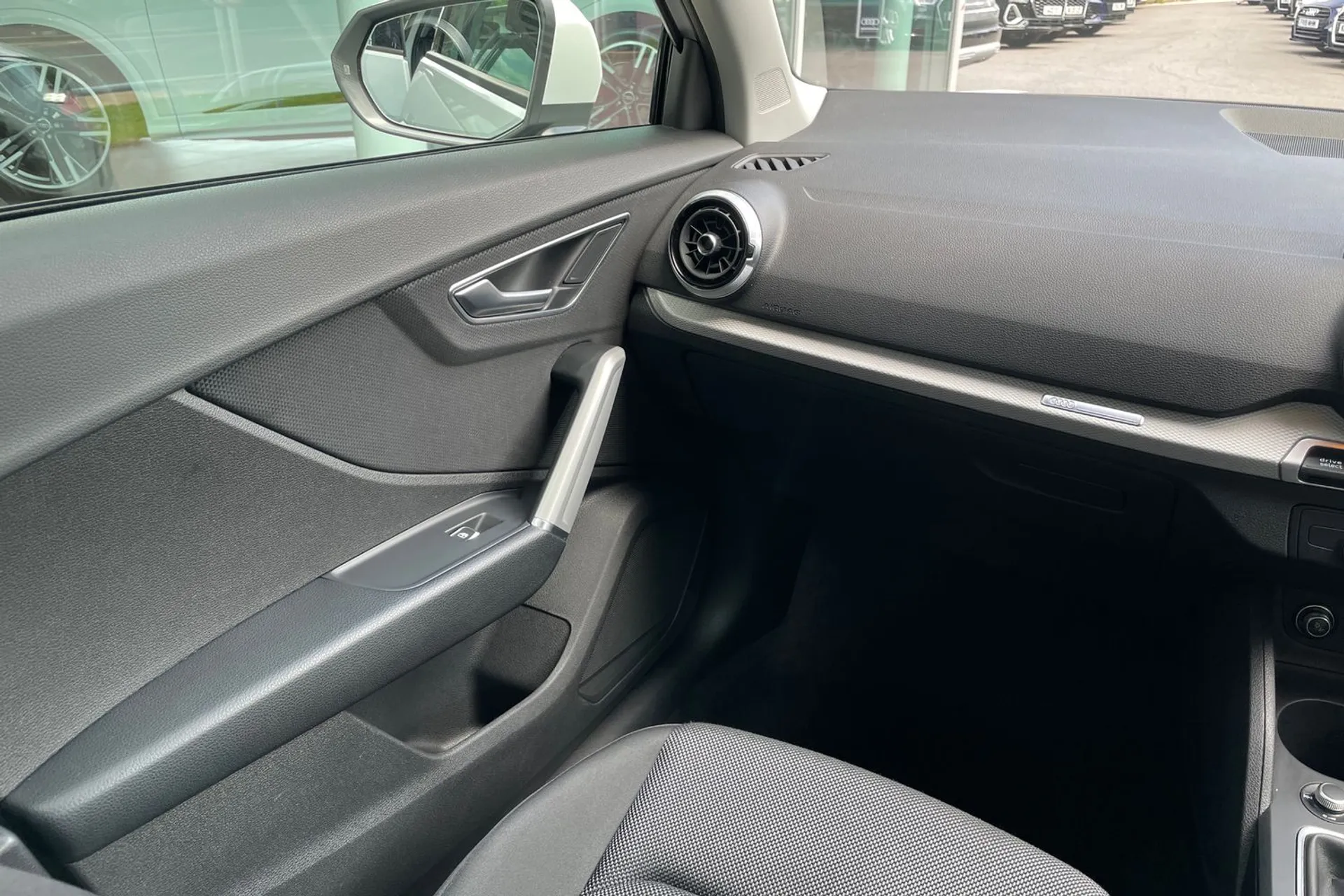 Audi Q2 thumbnail image number 31