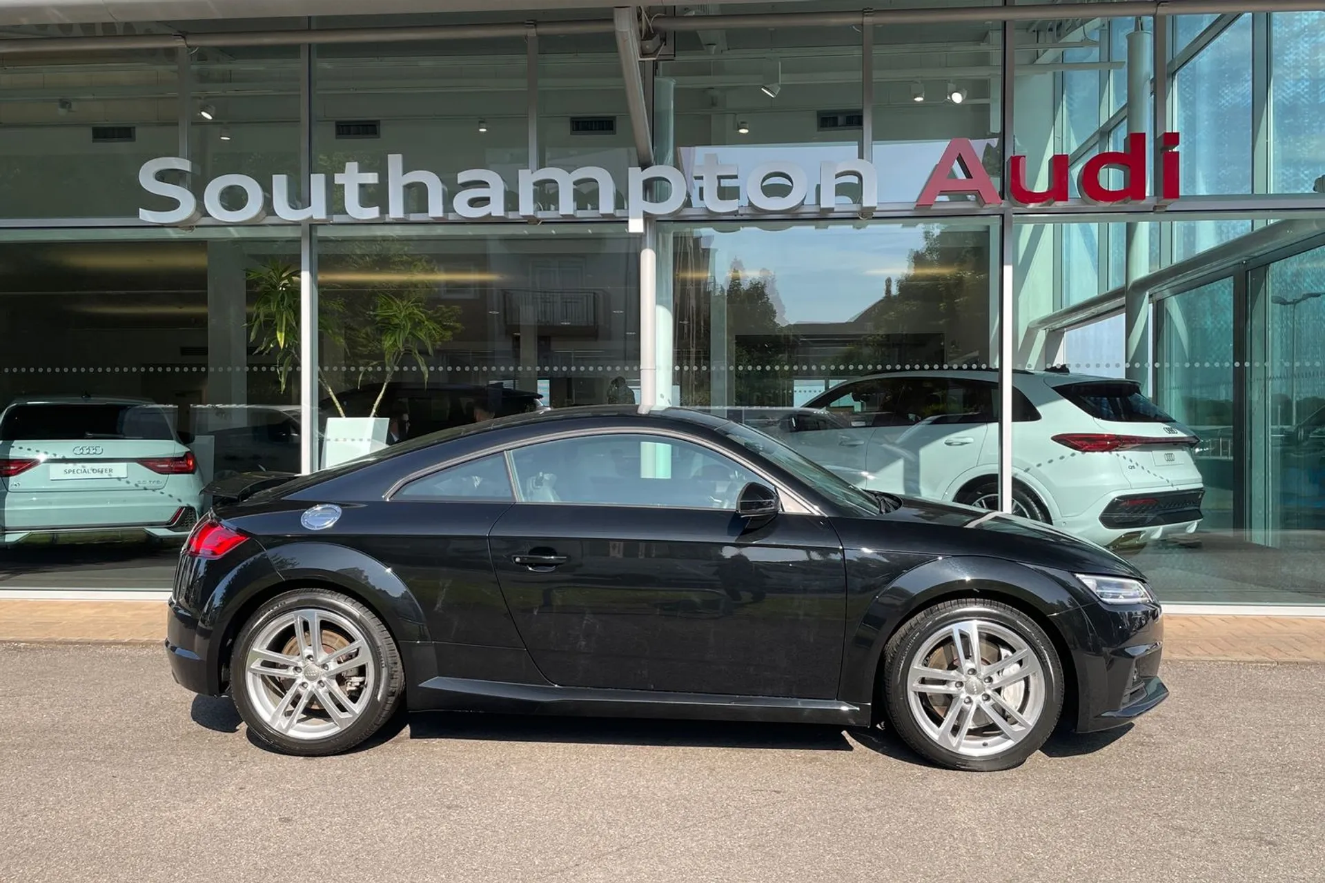 Audi TT thumbnail image number 2