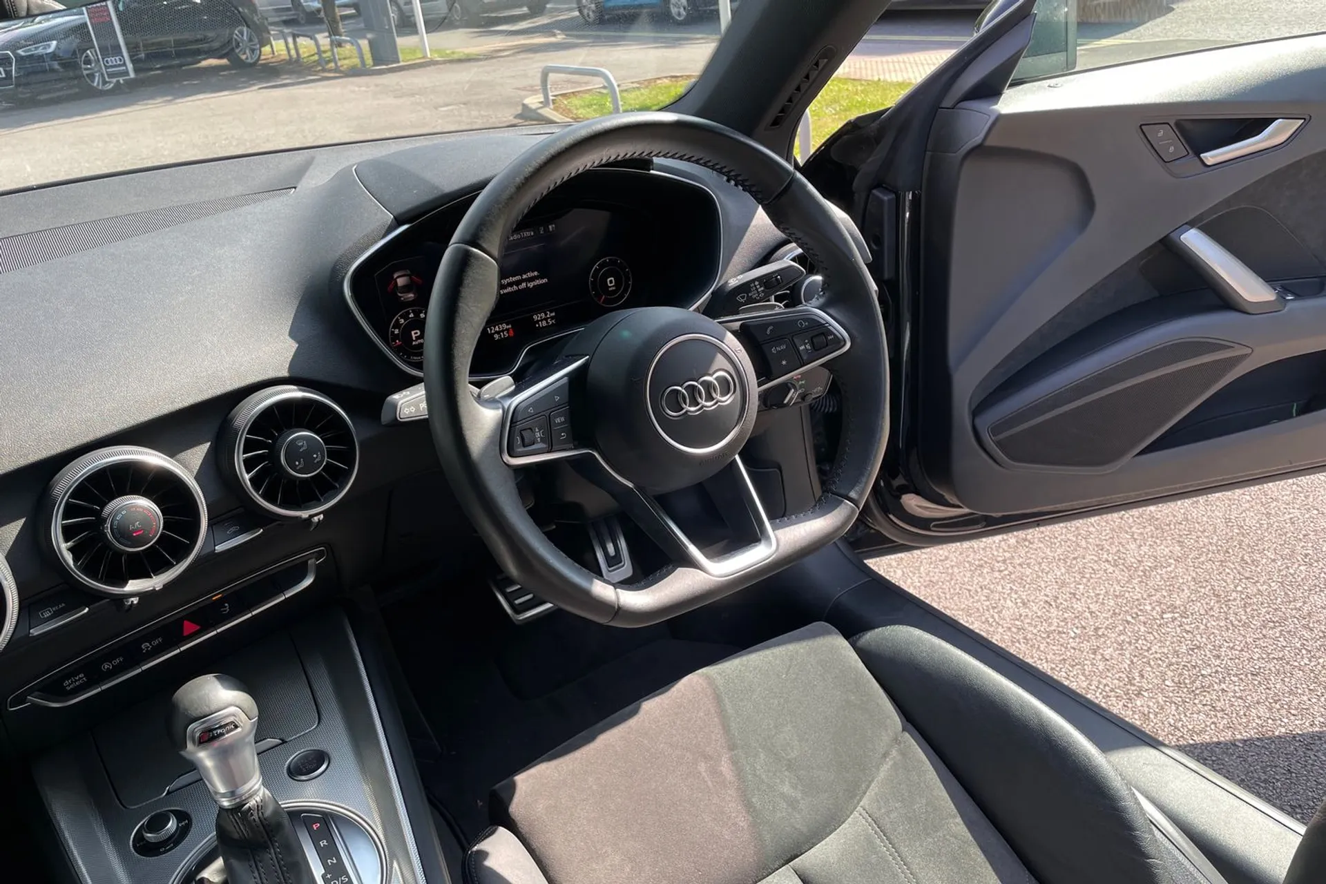 Audi TT thumbnail image number 32