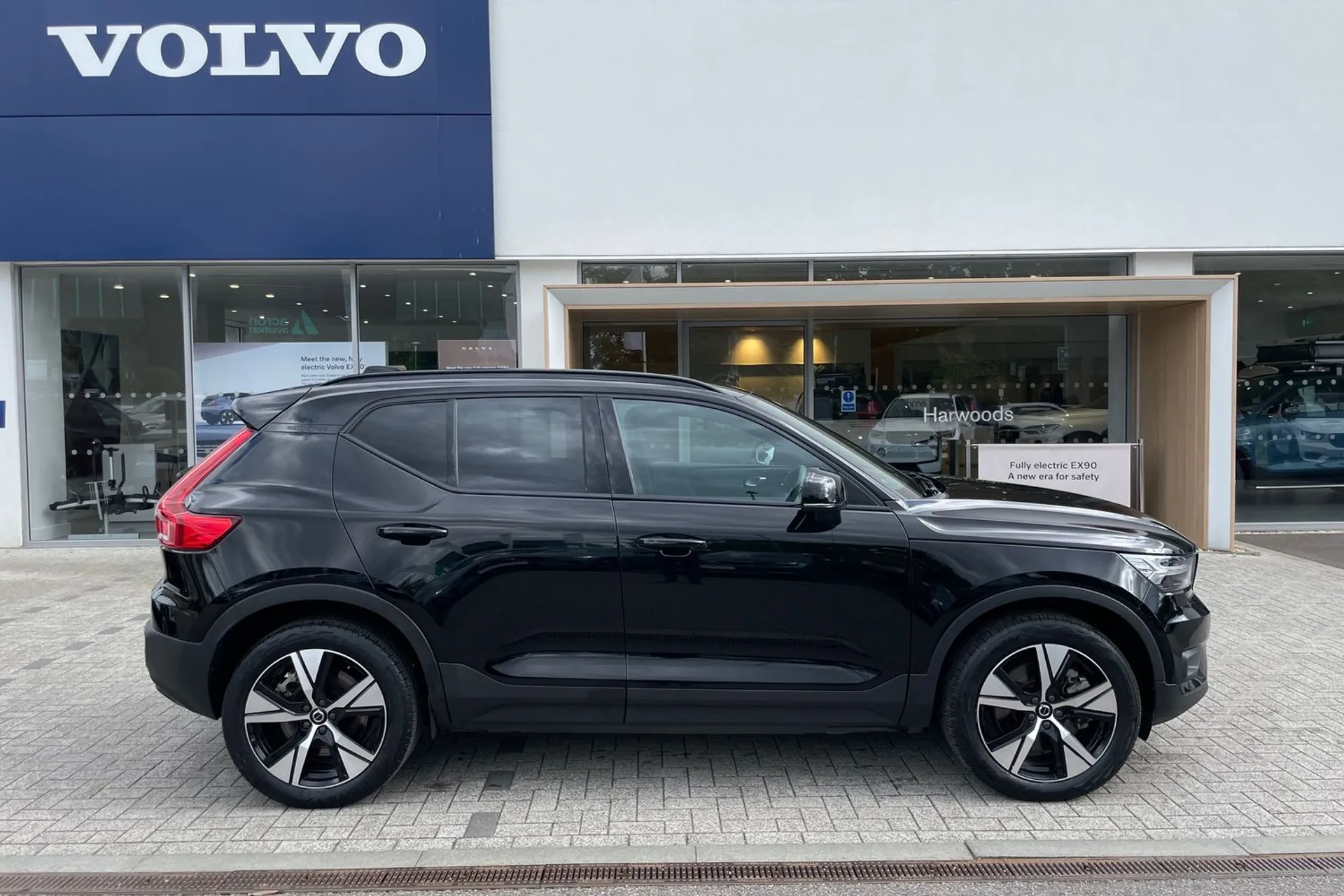 Volvo XC40 thumbnail image number 2