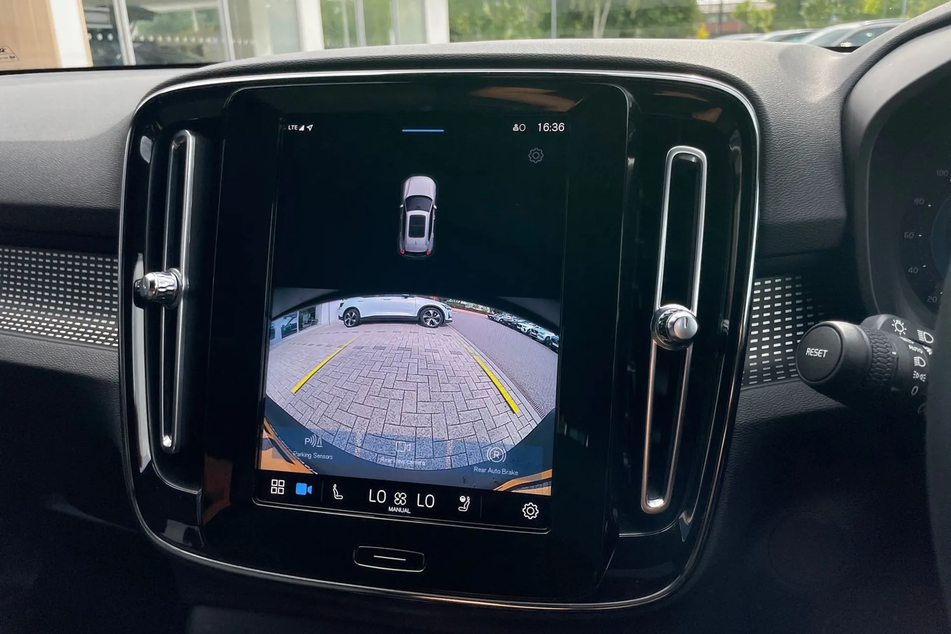 Volvo XC40 thumbnail image number 4