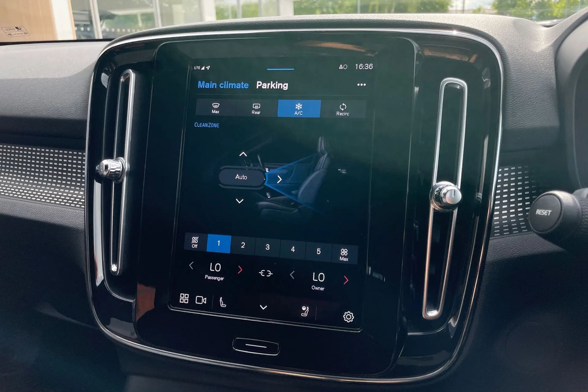 Volvo XC40 thumbnail image number 38