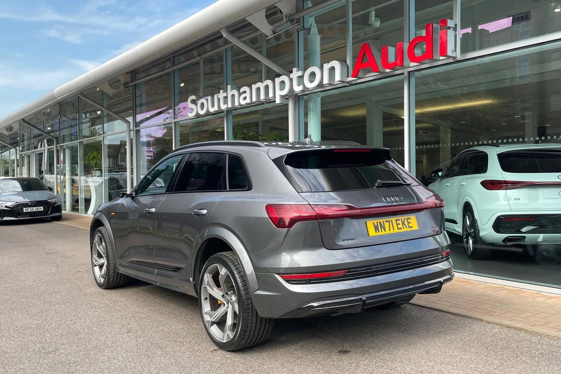 Audi e-tron thumbnail image number 7