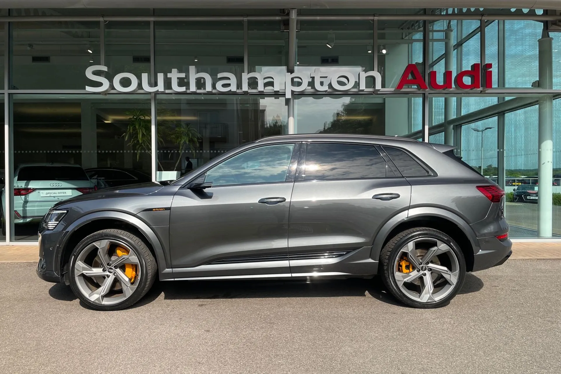 Audi e-tron thumbnail image number 8