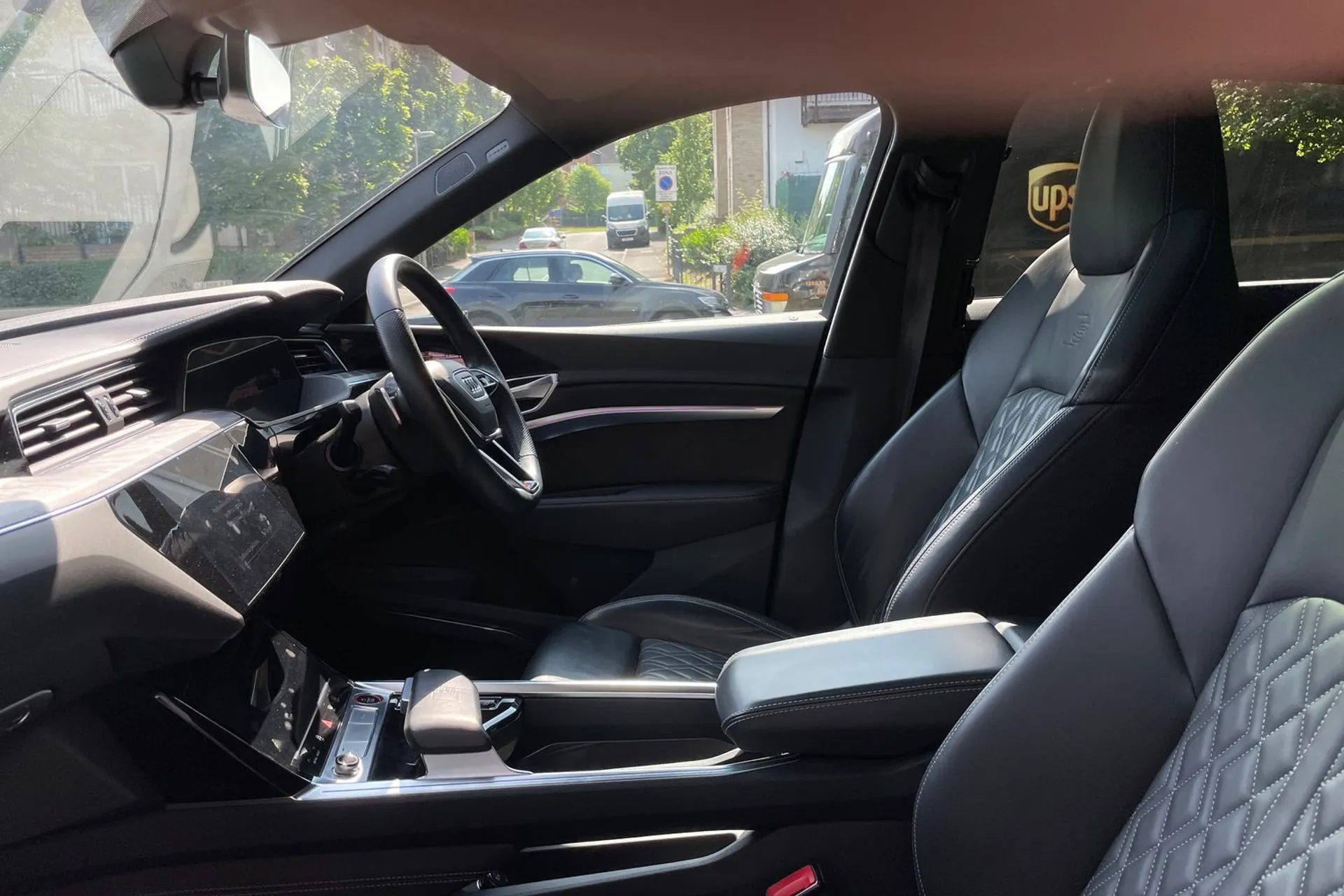 Audi e-tron thumbnail image number 27